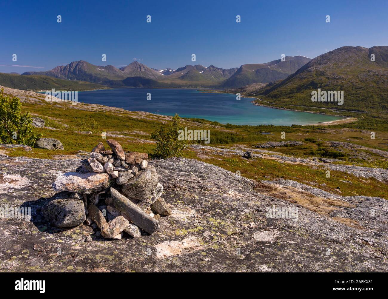 SOMMARØY, Troms County, Norvegia - Rock cairn sul sentiero in Norvegia del nord. Foto Stock
