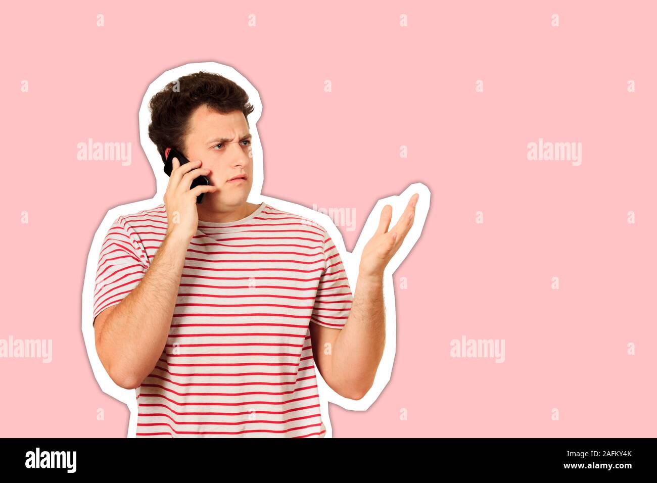 Sistema nervoso arrabbiato ragazzo con espressione seria, avente conversazione telefonica. Reazione negativa. guy emozionale isolati su sfondo bianco Magazine collage s Foto Stock