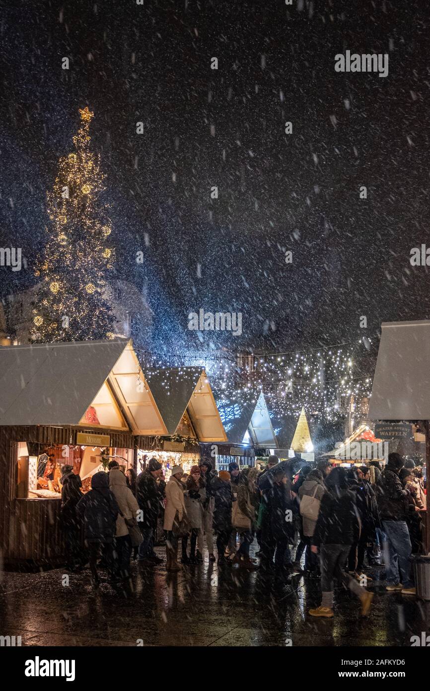 Nevicata sul mercato di Natale Christkindlmarkt sulla piazza principale di Graz, Stiria, Austria Foto Stock