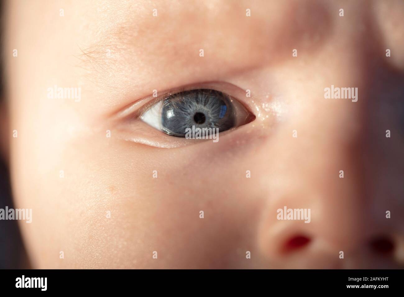 Chiudere un occhio azzurro di 3 mese vecchio baby boy Foto Stock