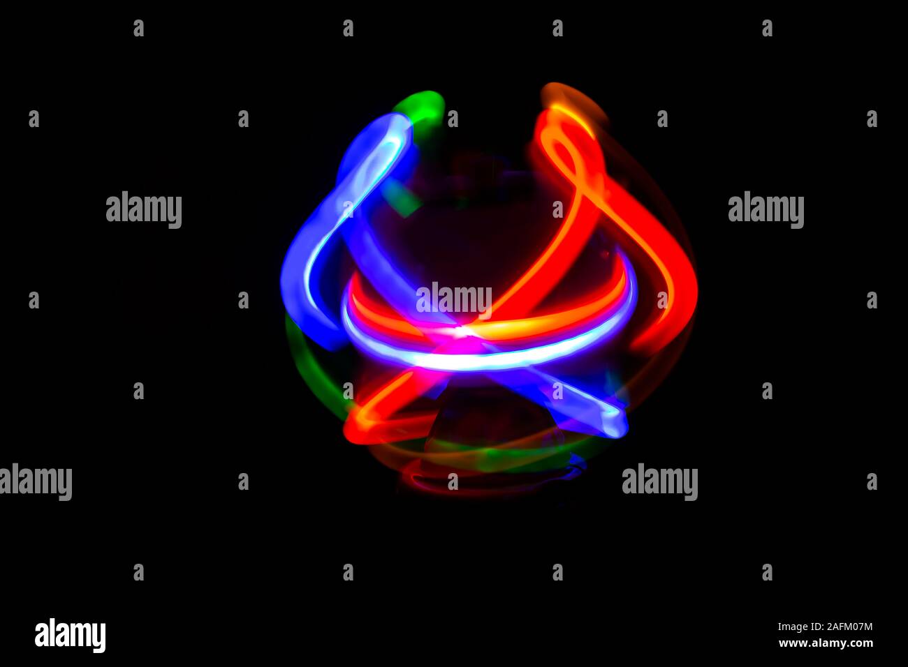 Il movimento della luce al neon nel buio Foto Stock