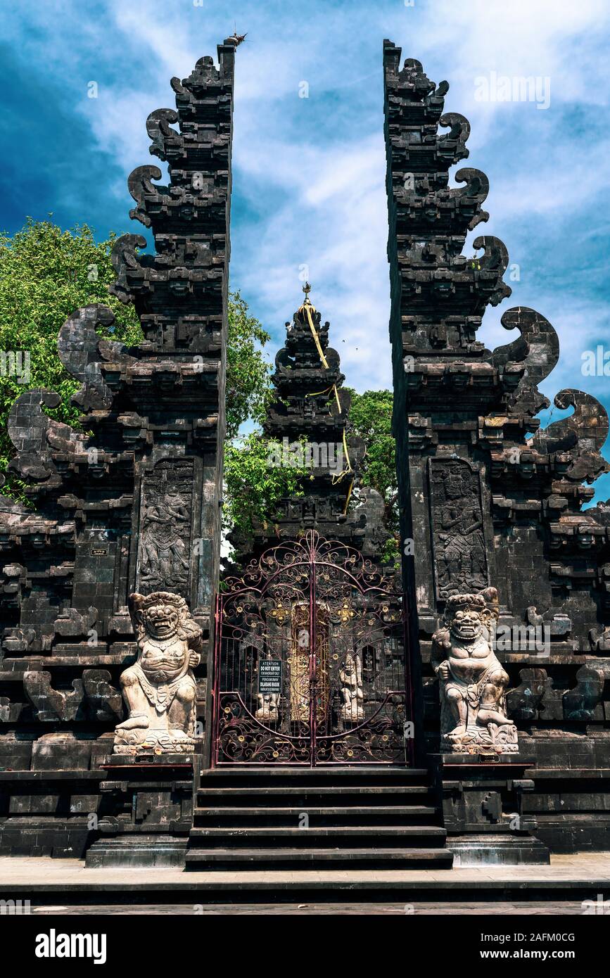 Cancelli a uno dei templi indù di Bali in Indonesia Foto Stock