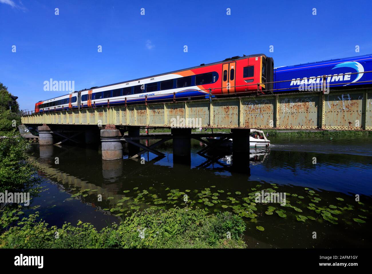 East Midlands treno 158 fiume Nene, Peterborough City, Cambridgeshire, England, Regno Unito Foto Stock