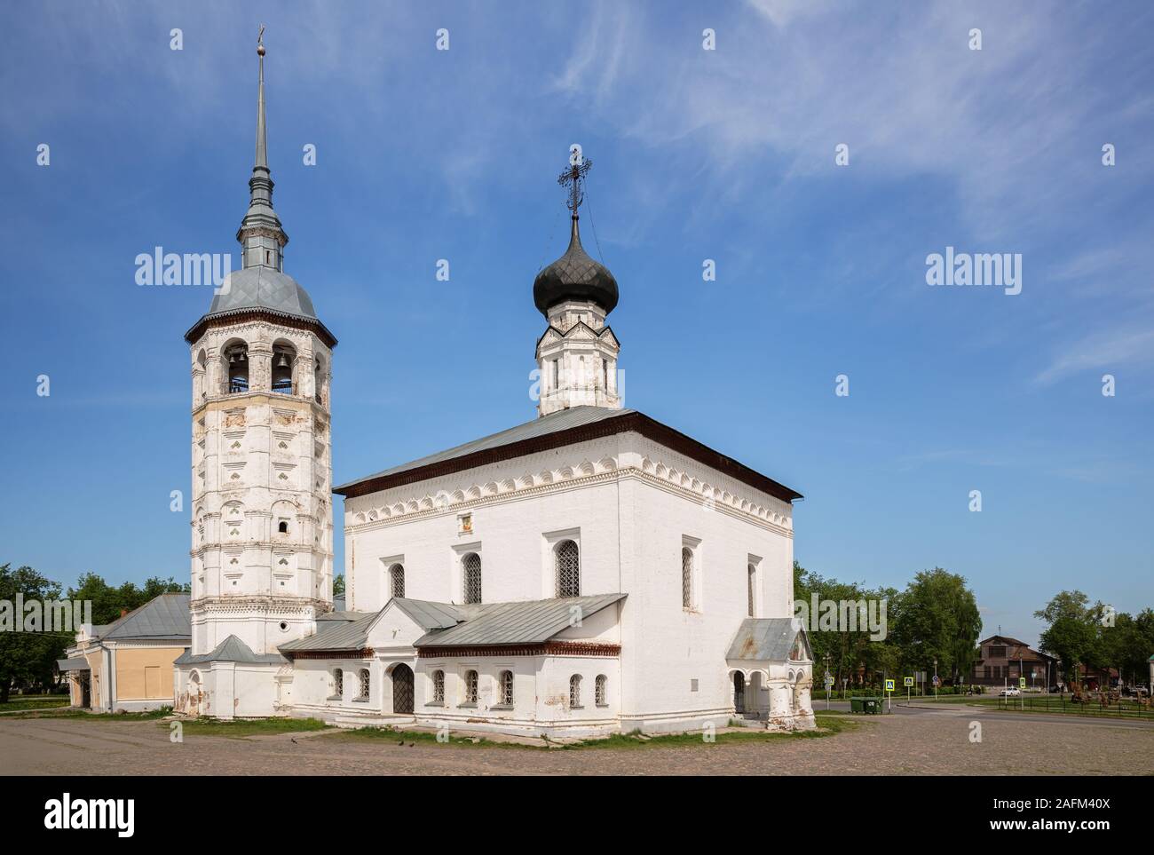 Suzdal, Golden Ring della Russia. Chiesa della Resurrezione di Cristo (Voskresenskaya Chiesa) sulla Piazza del Mercato nel centro della città Foto Stock