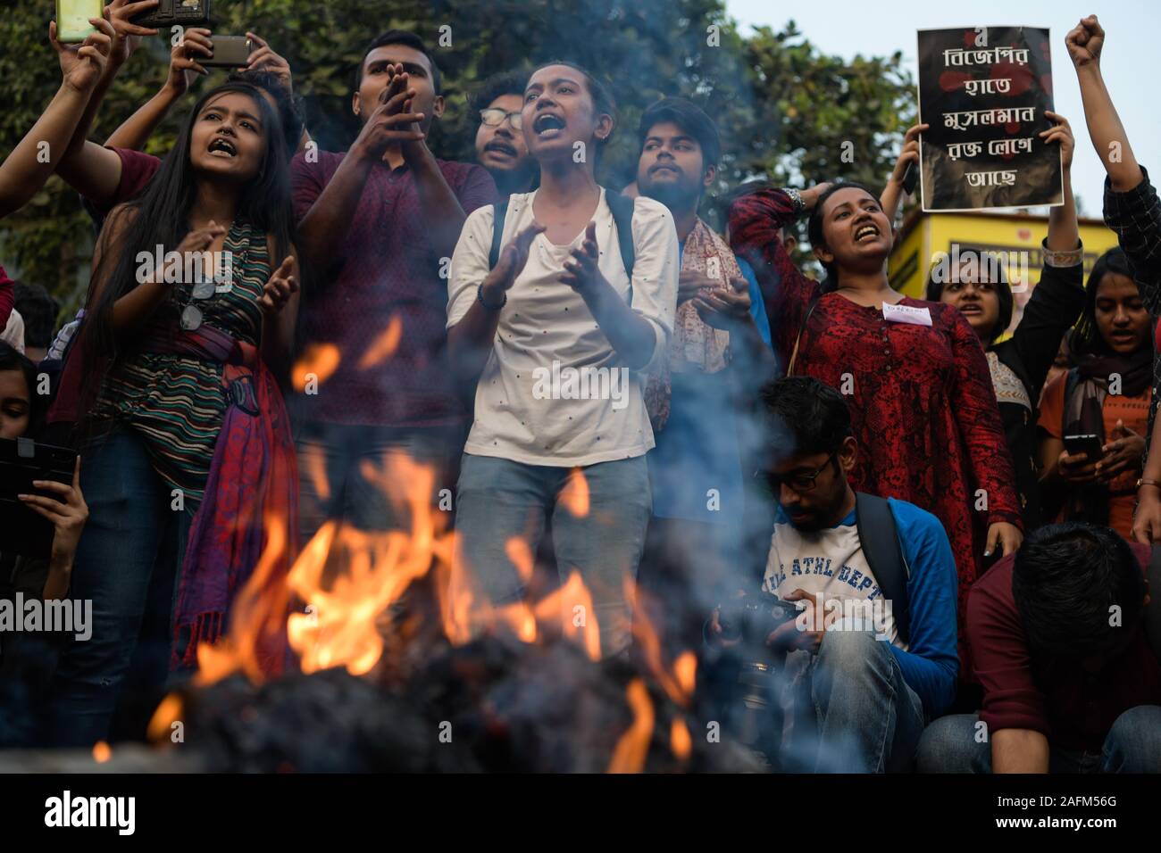 Gli studenti di università Jadavpur chant slogan durante la manifestazione contro la cittadinanza emendamento atto e anche condannare il brutale membro atrocità di madrassa Jamia Milia Islamia University. Foto Stock