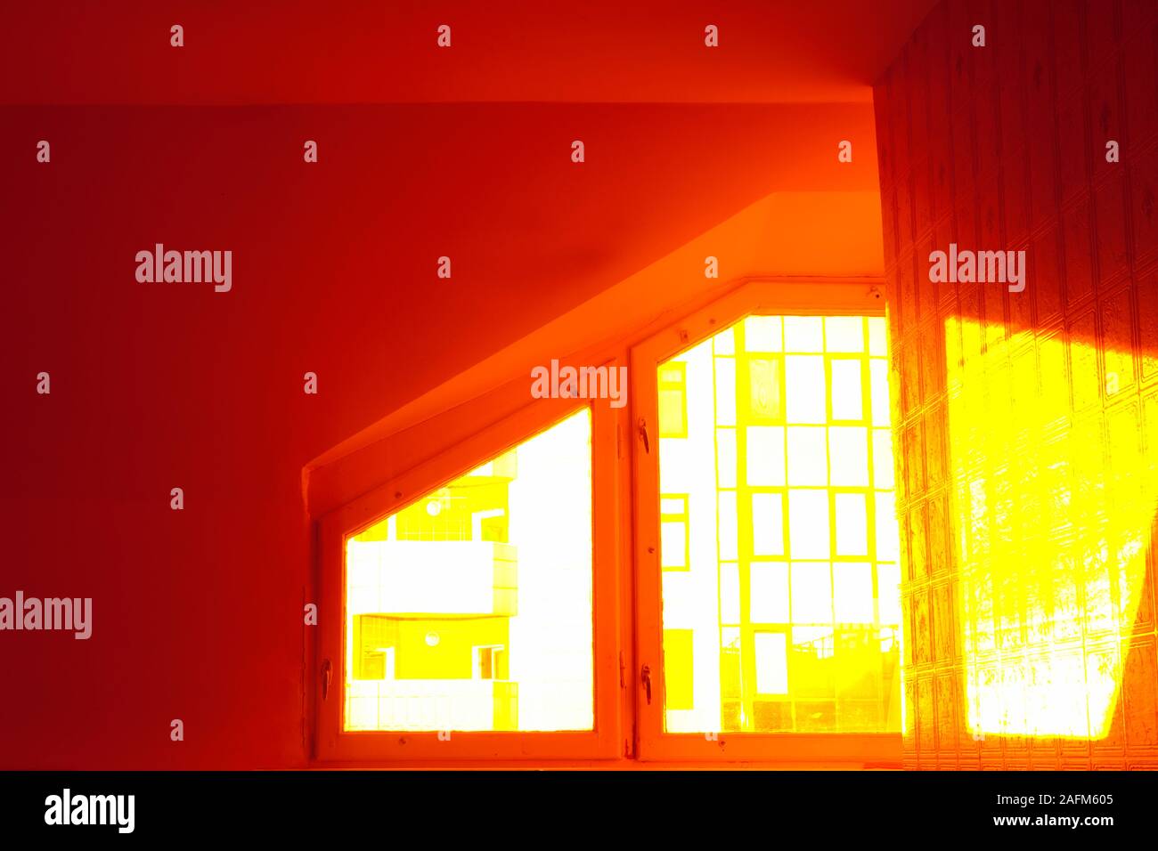 Luce brillante in camera con pareti rosso Foto Stock