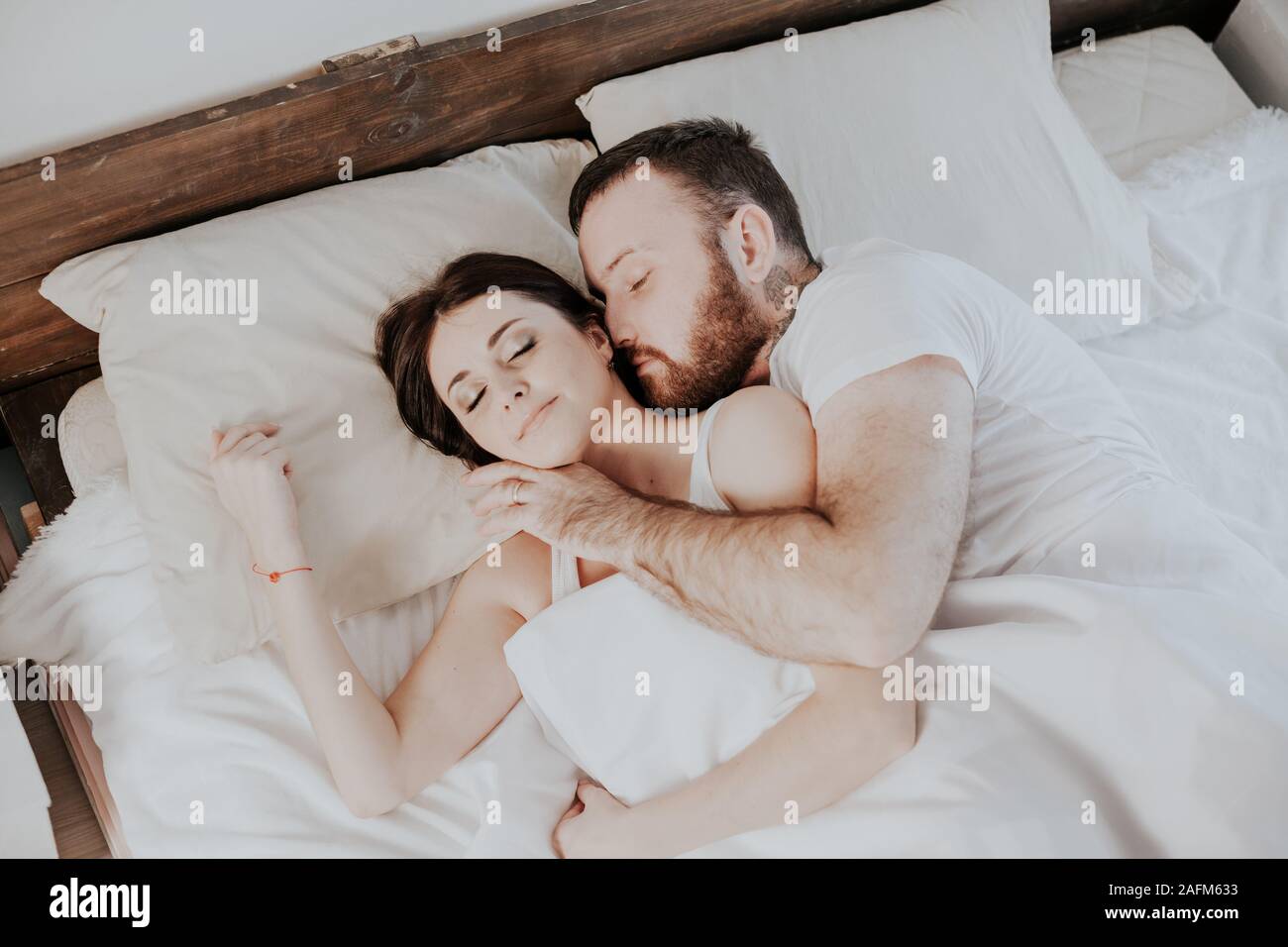 Marito e moglie si sveglia al mattino in camera da letto del weekend amore  Foto stock - Alamy