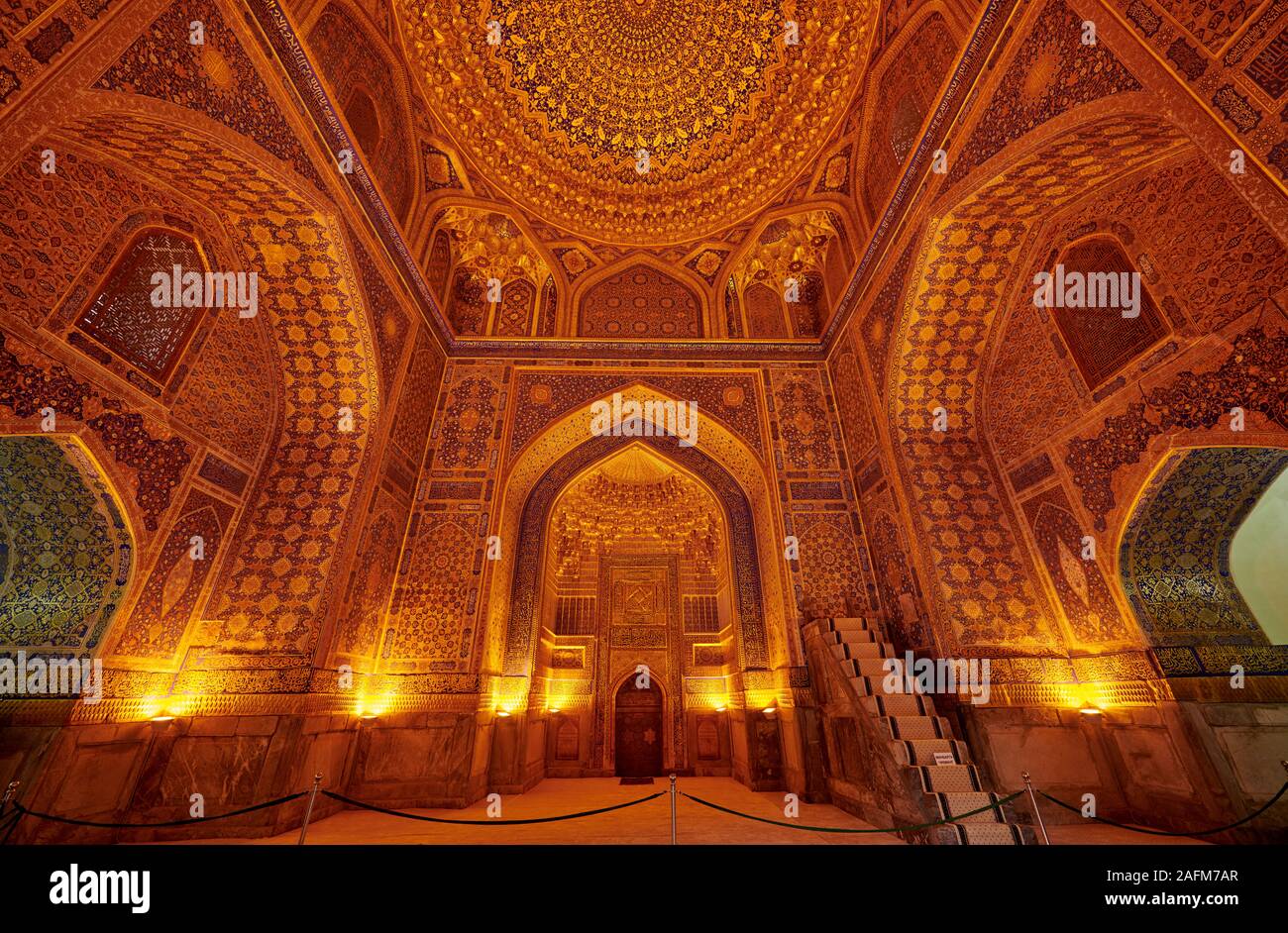 Interior shot con golden soffitto decorato di Tilya-Kori-madrasa o Tilla Kari Madrasah nel famoso Registan di Samarcanda, Uzbekistan in Asia centrale Foto Stock