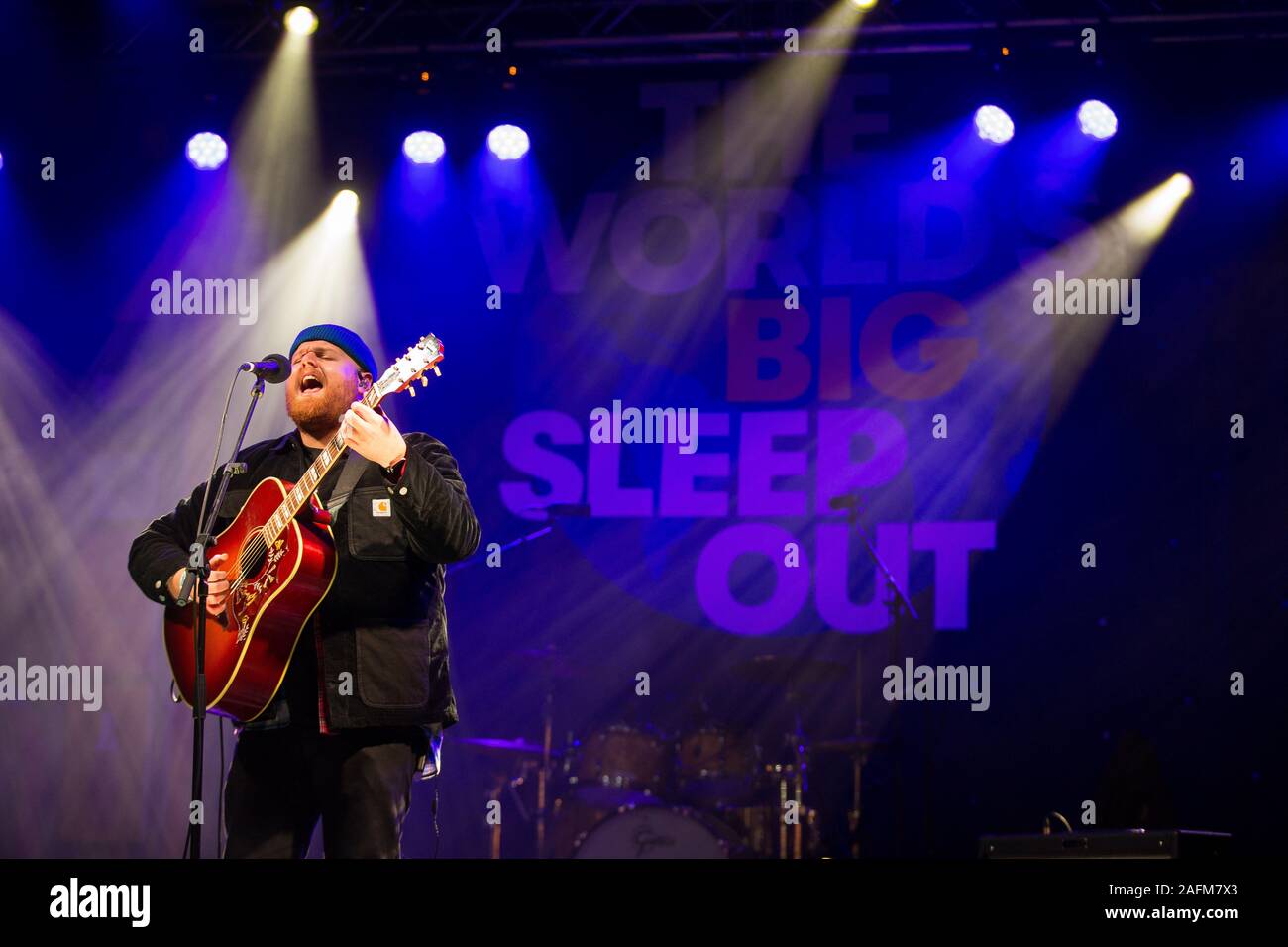 Tom Walker esegue sul palco in Trafalgar Square, Londra al mondo del sonno grande evento fuori il 7 dicembre 2019. Foto Stock