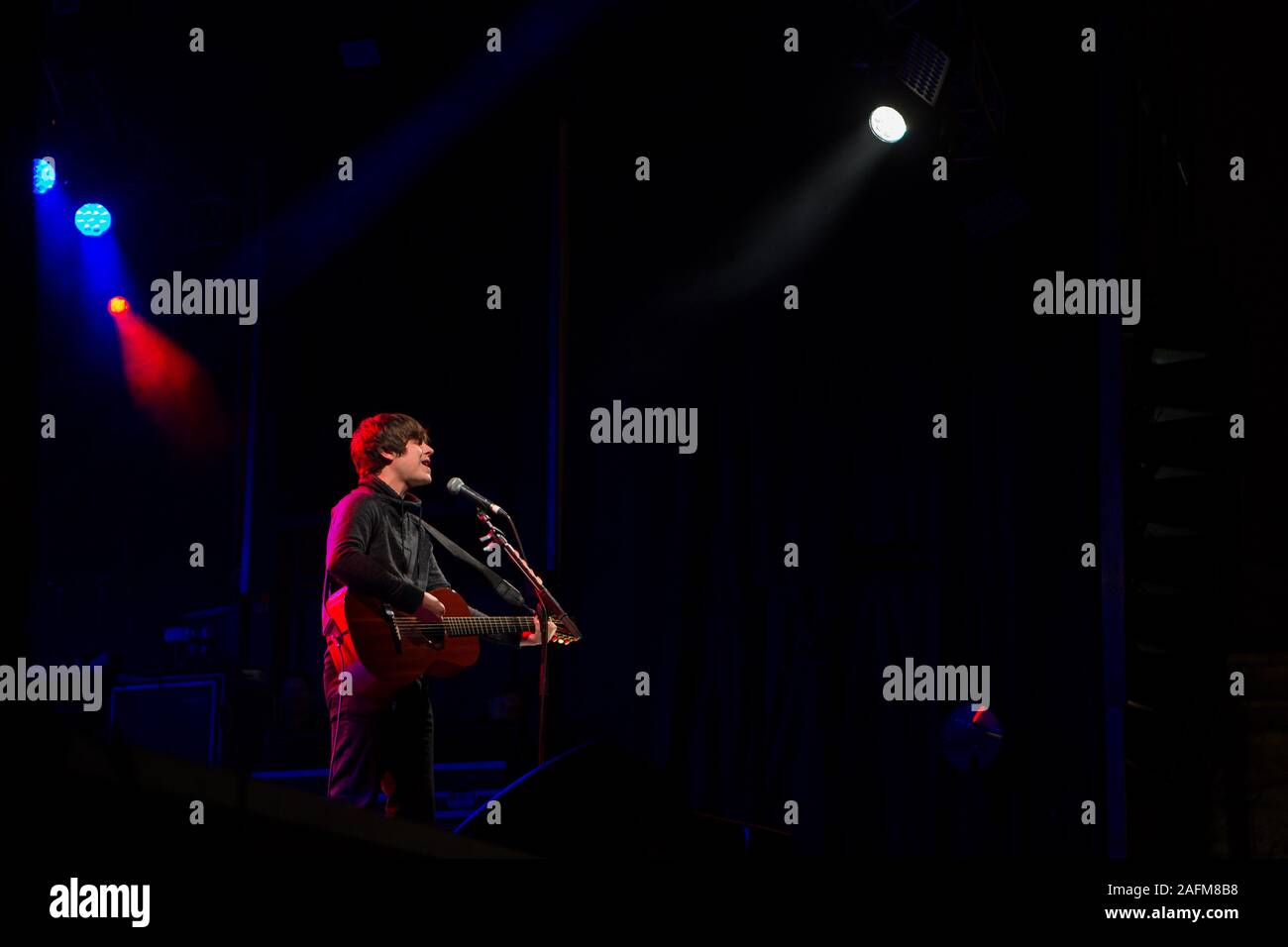 Jake Bugg esegue sul palco in Trafalgar Square, Londra al mondo del sonno grande evento fuori il 7 dicembre 2019. Foto Stock