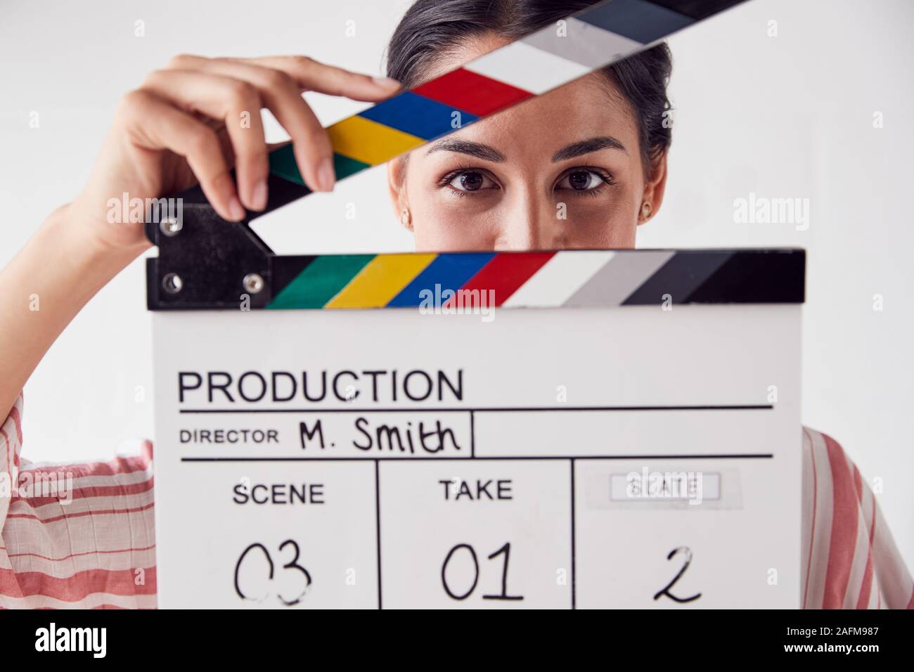 Ritratto di donna videografo azienda battaglio Scheda Video sul film di produzione in studio bianco Foto Stock
