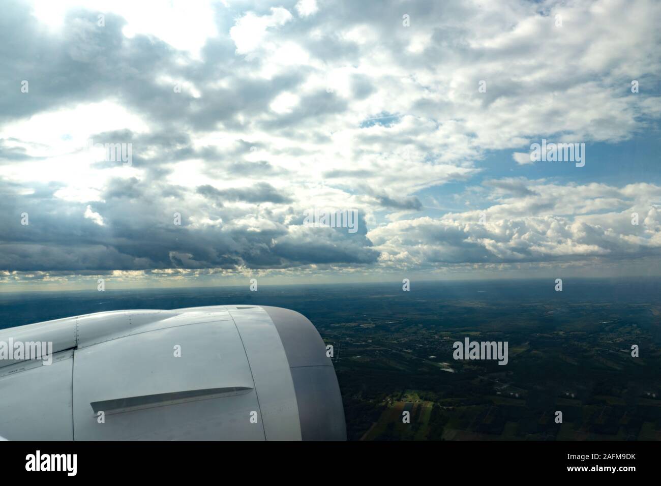 Nuvoloso vista attraverso il finestrino per aerei Foto Stock