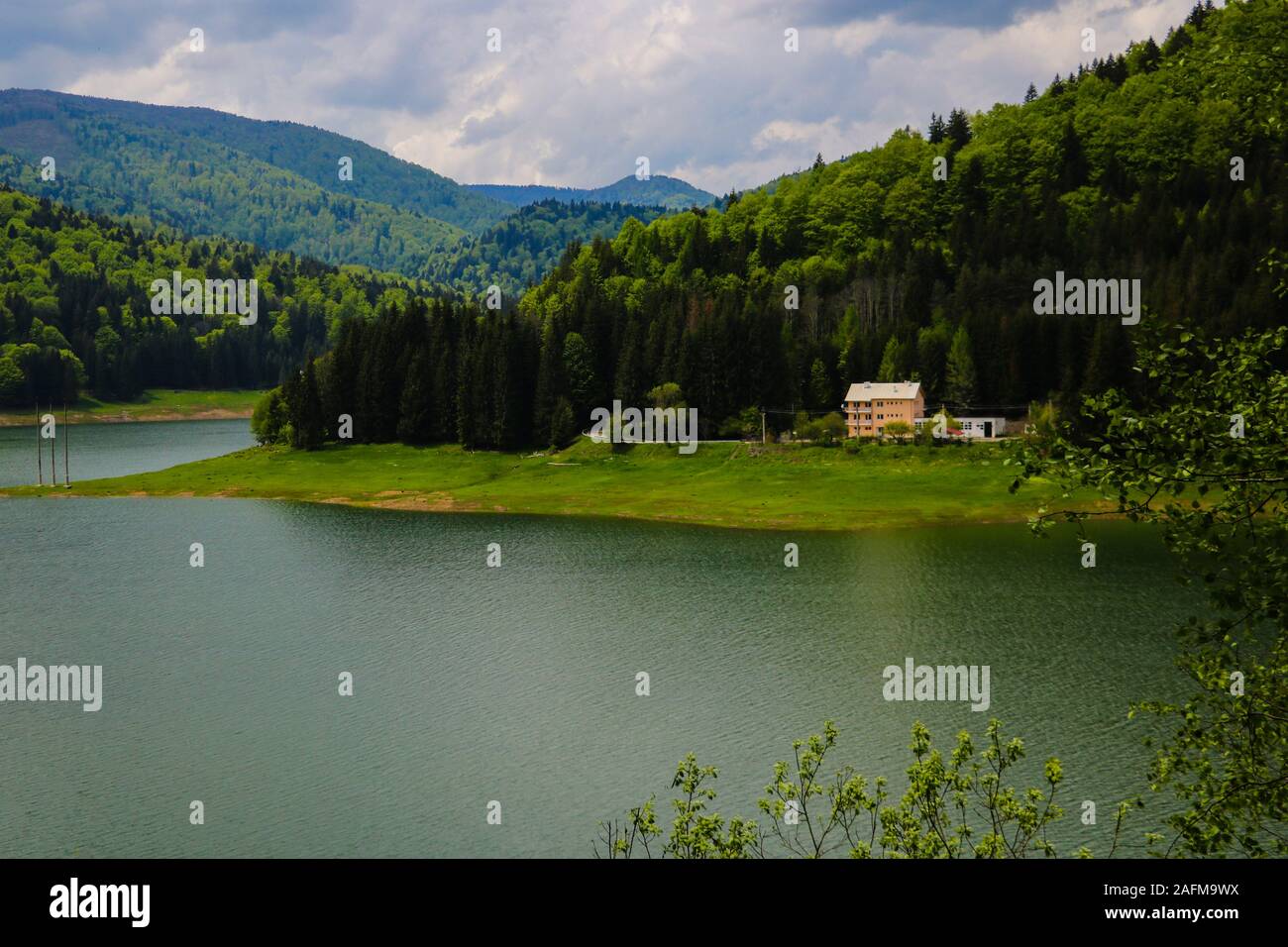 Lago Vidraru paesaggio dalla Romania Transfagaras, dam nelle montagne natura viaggi e turismo in Fagaras Foto Stock