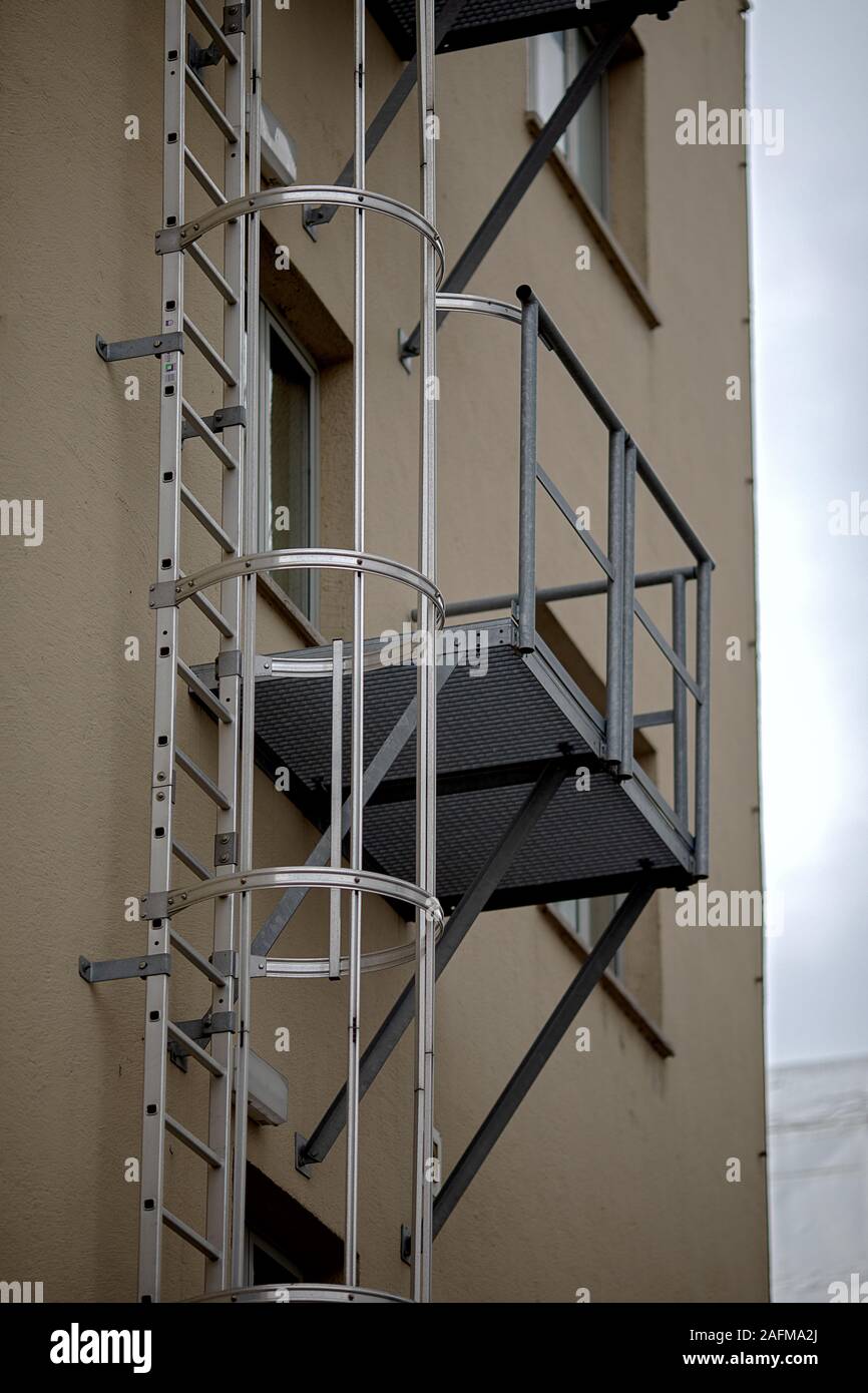 Le scale di acciaio e balconi sul lato esterno di una casa, percorso di salvataggio in caso di incendio Foto Stock