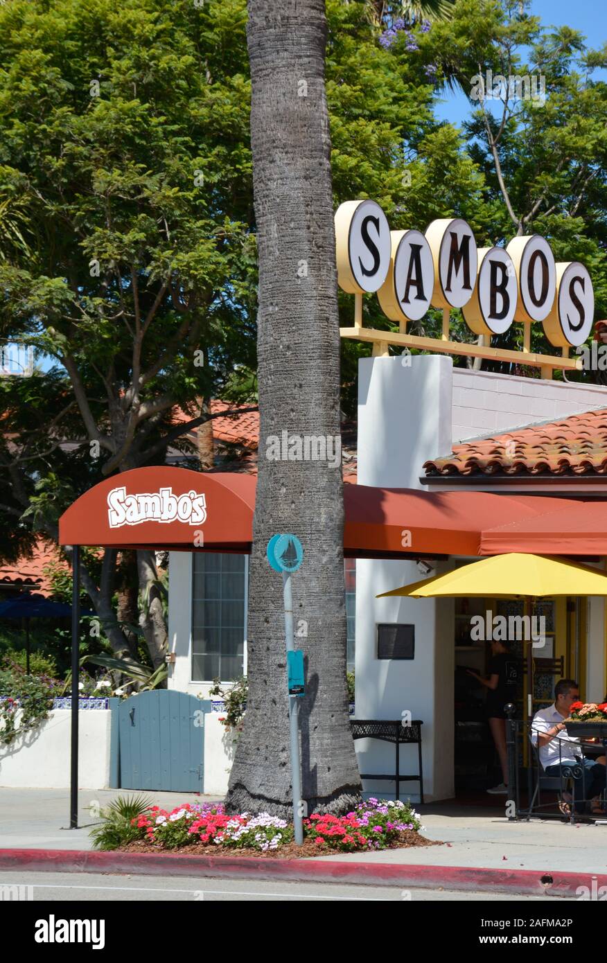 La gente di cenare sulla terrazza a Sambos ristorante, l'ultimo dei Sambos catene di ristoranti di rimanere in attività, si trova a Santa Barbara, CA, Stati Uniti d'America Foto Stock