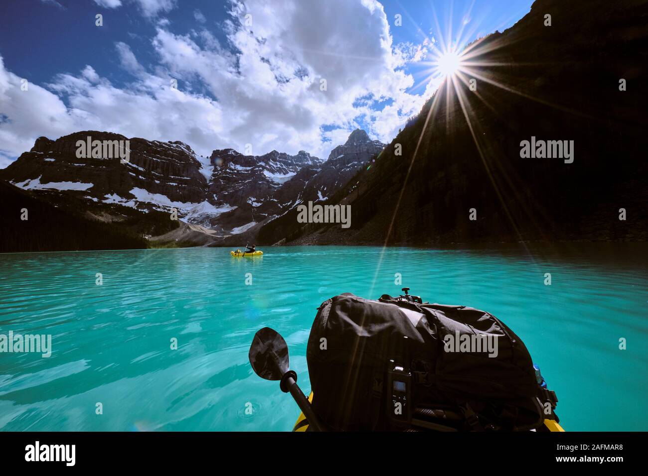 POV di un avventura zattera paddle attraverso il Cirque Lago in Banff Canada. Foto Stock