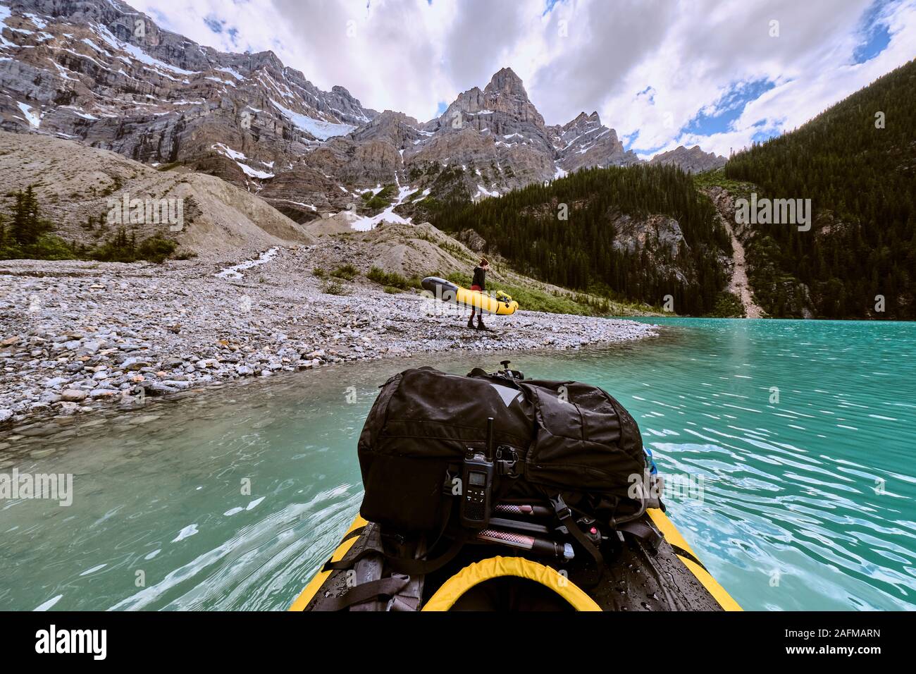POV di un avventura zattera paddle attraverso il Cirque Lago in Banff Canada. Foto Stock