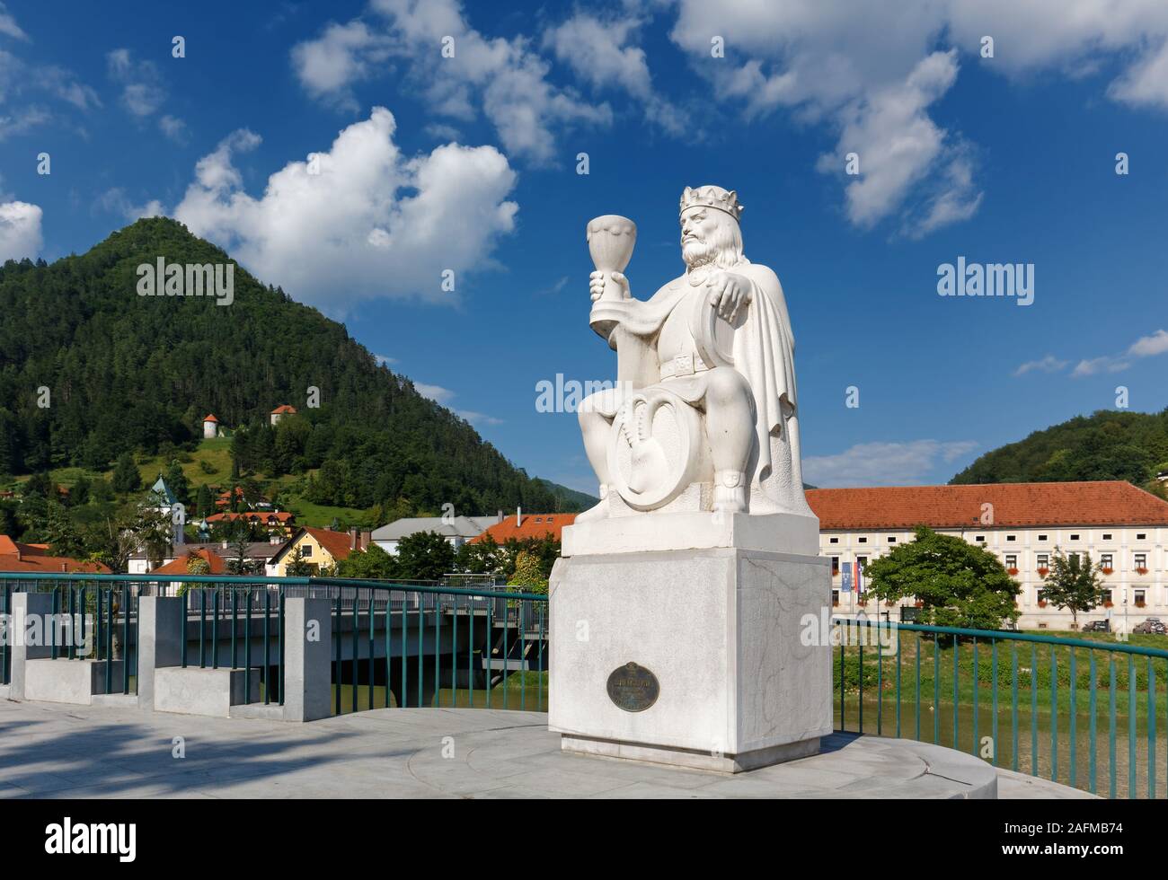 LAŠKO, Slovenia - 30 Luglio 2019: moderna statua del Re della birra Gambrinus accanto al ponte sul fiume Savinja Foto Stock