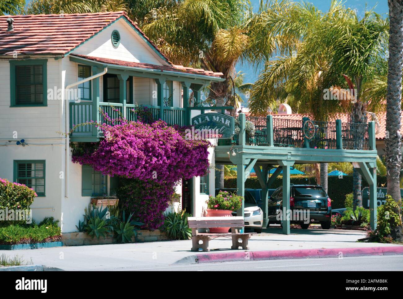 Un impressionante magenta Bougainvillea impianto all'ingresso della pittoresca ala Mar Motel sulla popolare Cabrillo Boulevard a Santa Barbara, CA, Stati Uniti d'America Foto Stock
