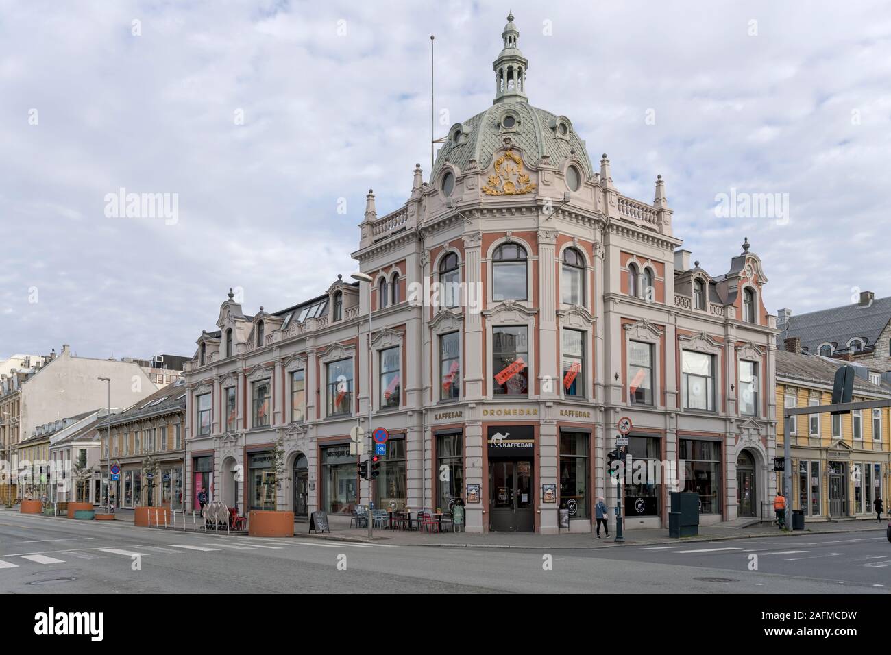 TRONDHEIM, Norvegia - 18 Luglio 2019: cityscape con il vecchio pittoresco edificio commerciale sul blocco angolo, girato sotto la luminosa luce del mattino sulla luglio 18, 2019 Foto Stock