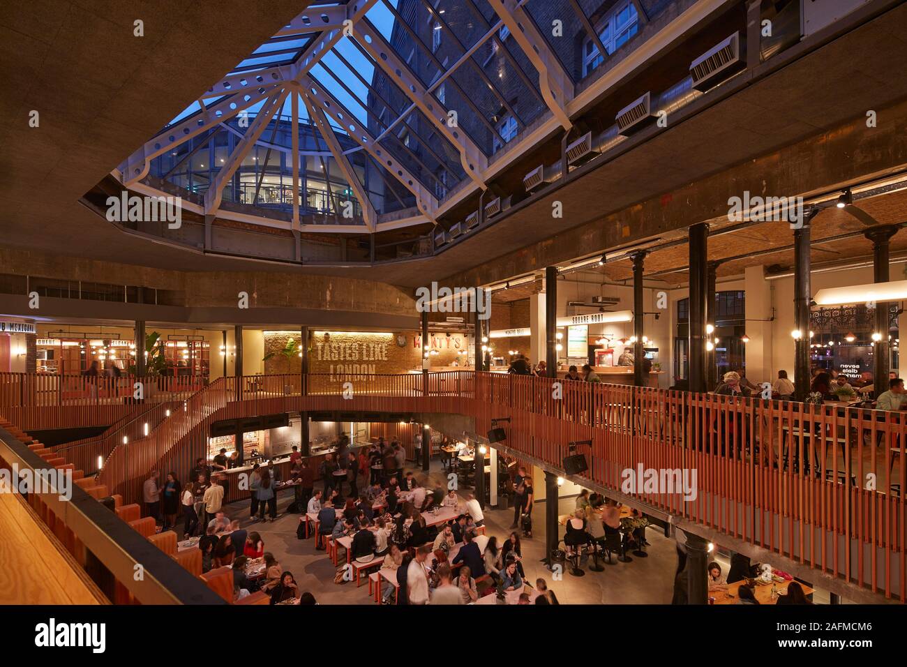 Vista complessiva attraverso Seven Dials mercato. Seven Dials Mercato, Londra, Regno Unito. Architetto: duro + Trevillion architetti, 2019. Foto Stock