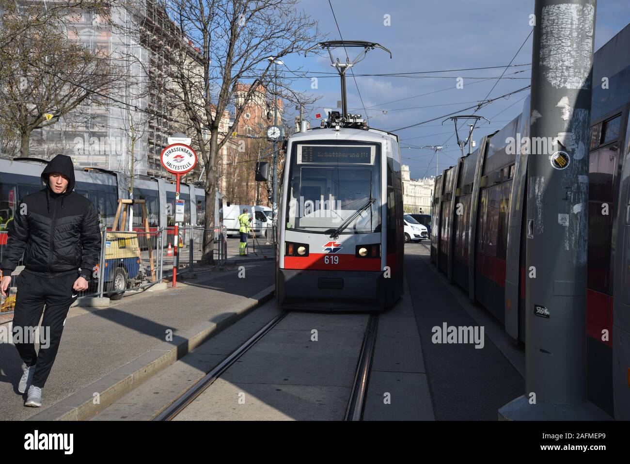 AUSTRIA, VIENNA - MARZO 26: Vienna è la capitale e la città più grande dell'Austria. Vista sulla strada con due tram nella città vecchia di Vienna il 26 marzo 2019, Austr Foto Stock