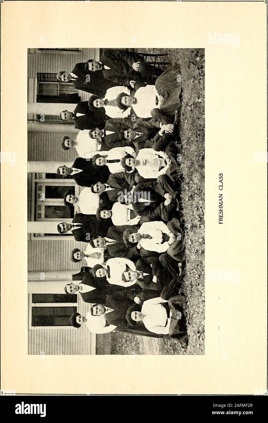 . Hacawa. può sognare di un altro può. Sono felice che i nostri colori sono stati scelti bene;esse devono sempre essere tenute in vista memorys.e sempre formicolio nel nostro orecchio.si dovrebbe mai il nostro motto sentire: Certo la ricompensa dei fedeli,(OH; per che erano tutti così riconoscenti)Evviva! Evviva! Sono jolly e luminose:tre acclamazioni, tre acclamazioni per il rosso e bianco-Maria Nussman, poeta, Freshman Class MottoNot molte cose ma molto ColorsGold e nero EmblemMarechal Neil Rose Yell lo Zoppicare, gobble, Razzle Dazzle,,Sis! Boom! Bah!uno nove uno tre.rah rah!! Rah! Richard LittleNaomi ClineAnnie BarberC. C. CarpenterJettie Plonk - J. A. Foto Stock