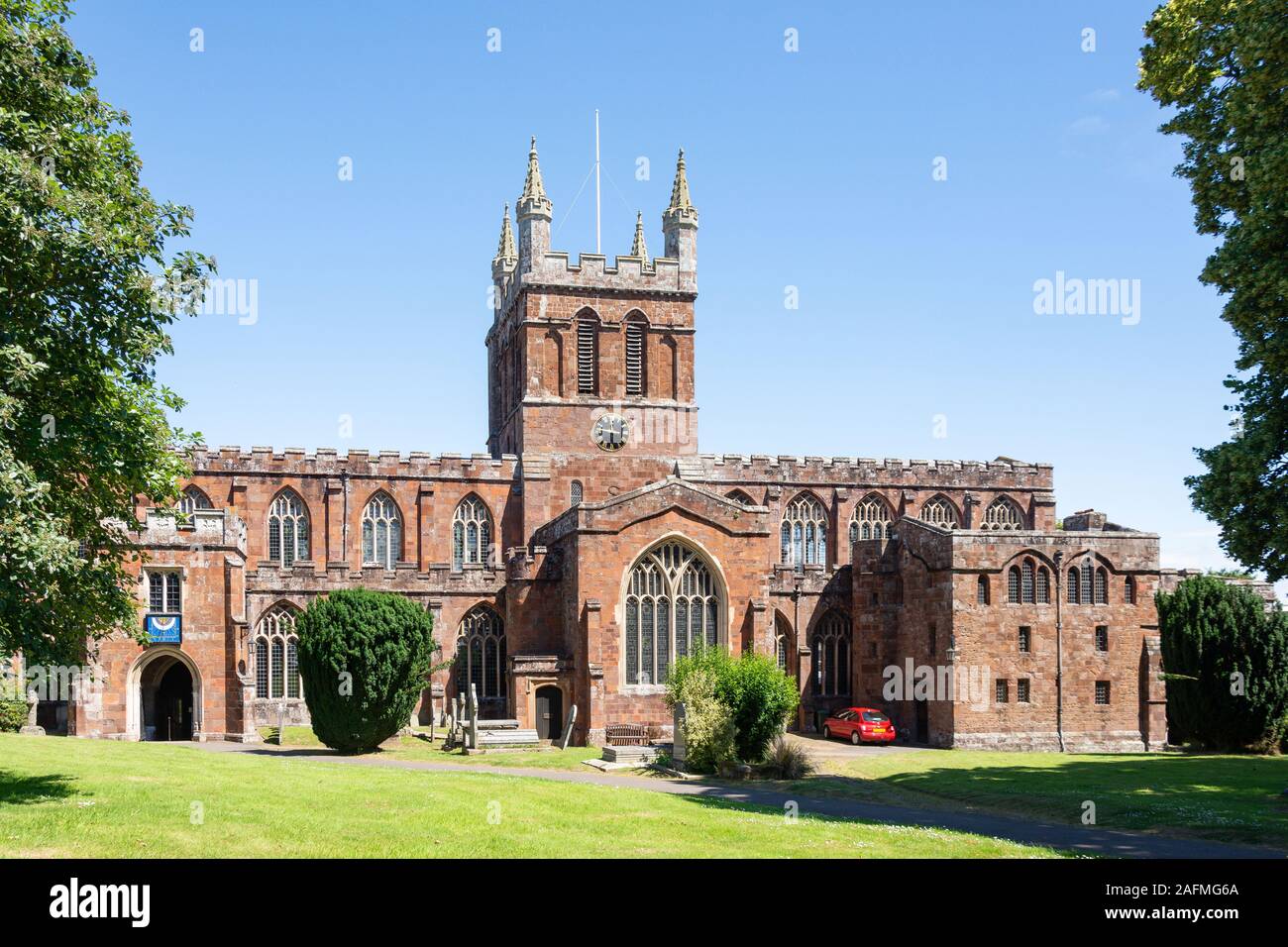Antica meridiana sulla parete della chiesa di Santa Croce, Church Street, Crediton, Devon, Inghilterra, Regno Unito Foto Stock