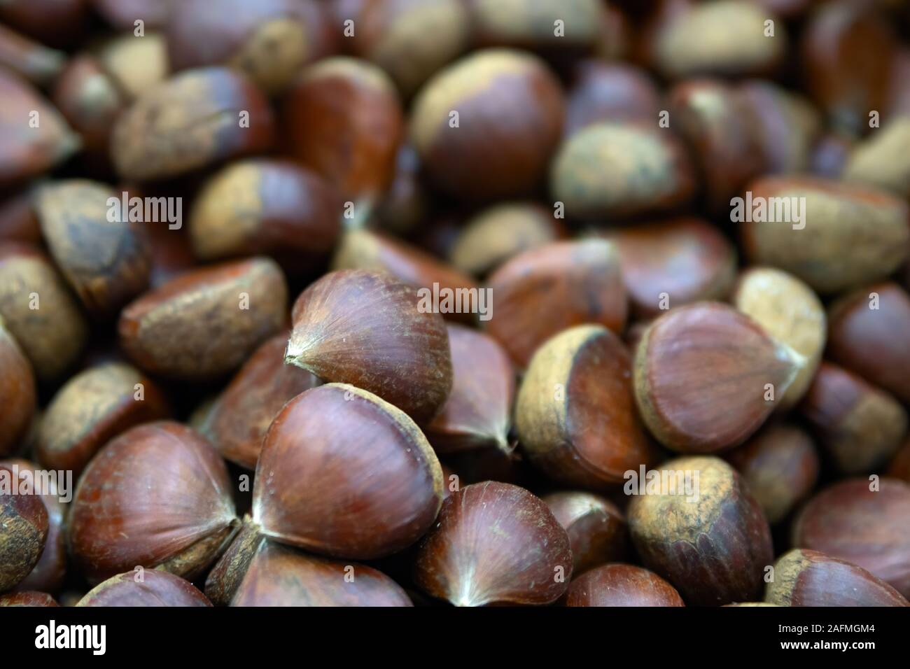 Le castagne in cestello nel supermercato, visuale in prima persona, primo piano Foto Stock