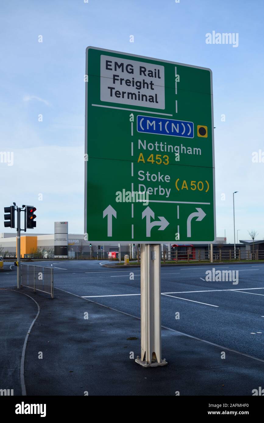 Traffico segnaletica stradale vicino/presso il nuovo East Midlands Gateway Freight Terminal. Foto Stock