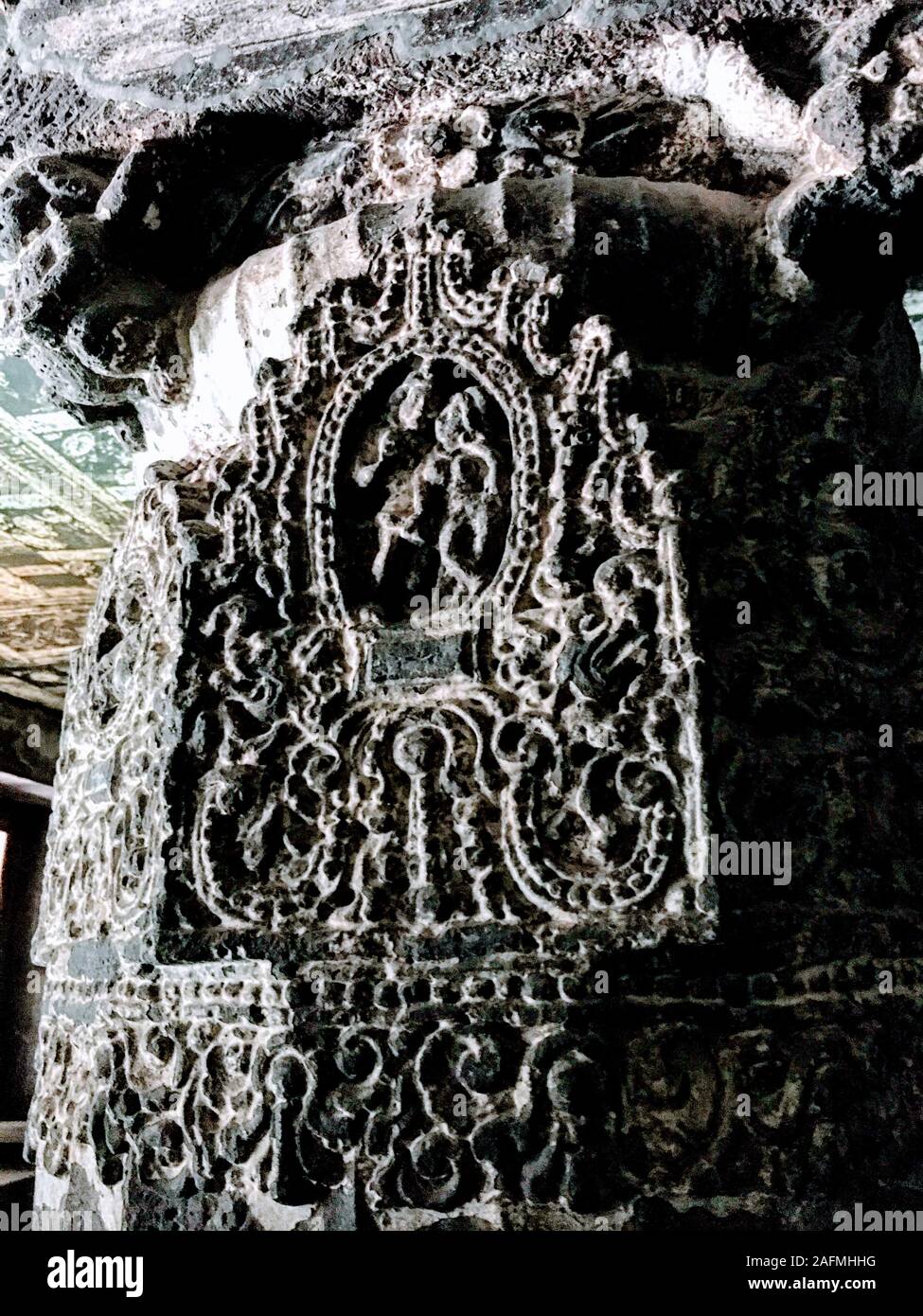 Grotte di Ajanta all'interno di incisioni su pilastri e il soffitto di Aurangabad distretto, Maharashtra, stato dell India. Foto Stock