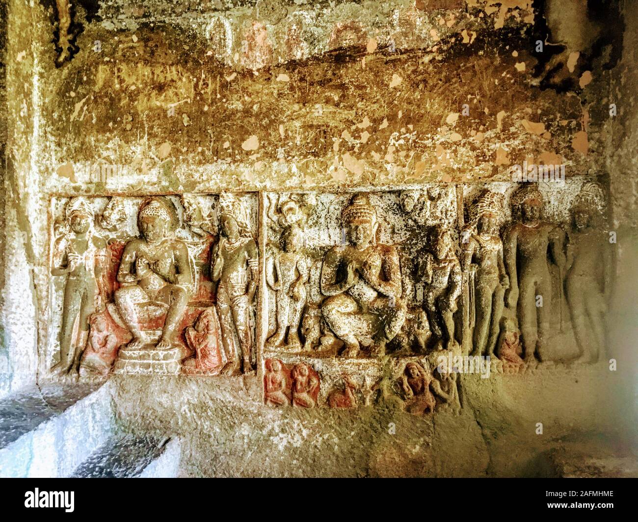 Grotte di Ajanta con statua del Buddha e belle sculture architettoniche sulle pareti e colonne nel distretto di Aurangabad, Maharashtra, stato dell India. Foto Stock