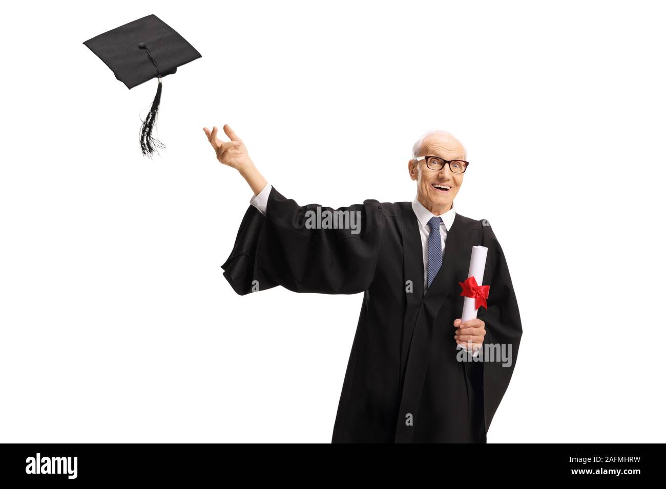 Emozionato uomo anziano che indossa un abito grraduation, gettando hat e in possesso di un diploma isolati su sfondo bianco Foto Stock