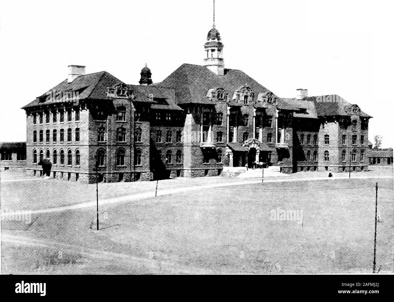 . Lo standard dell'enciclopedia della moderna agricoltura ed economia rurale, dai più illustri autorità e specialisti sotto la direzione del professor R. Patrick Wright ... edificio principale, artaxio agricultural college,gui-:lrh, irovinci: oe Ontario. Edificio principale, Macdonald College dell'agricoltura,IRONINCE OE (JUICIiI&LT;;C oca Canadese - la scagliola e seme 85 essere macellati in mattatoi wharf withinten giorni di sbarco. Tre o fouryears dopo la closuring del canadese storecattle scambi non era seriamente sostenuto byany autorità responsabile che il Dominionshowed tr Foto Stock