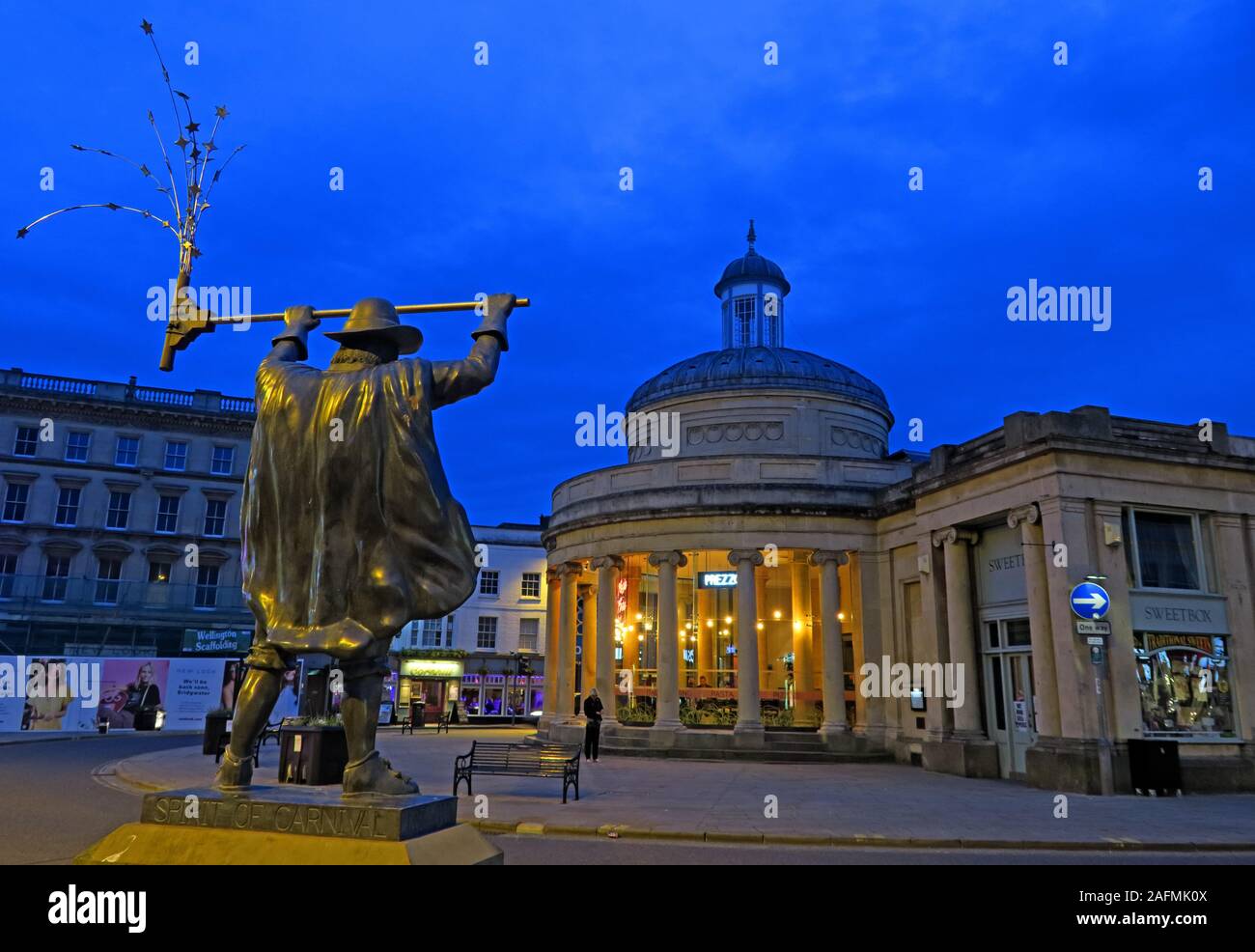 The Spirit of Carnival statua e vecchio mercato, Bridgwater Town Center, Sedgemoor District Council, Somerset, South West England, UK Foto Stock