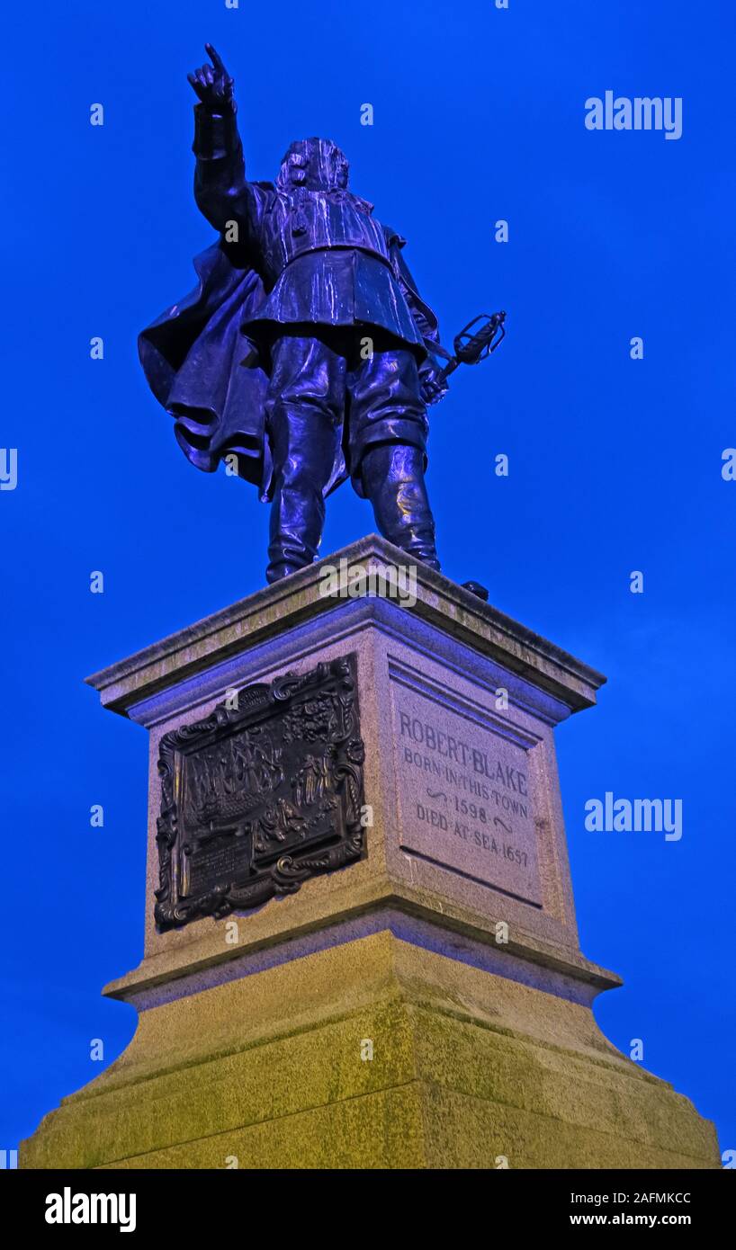 Statua di Robert Blake, comandante navale, scultura a grandezza naturale in bronzo cavo, di FW Pomeroy, grado II elencato, Scambio di mais, Bridgwater, TA6 3BU Foto Stock
