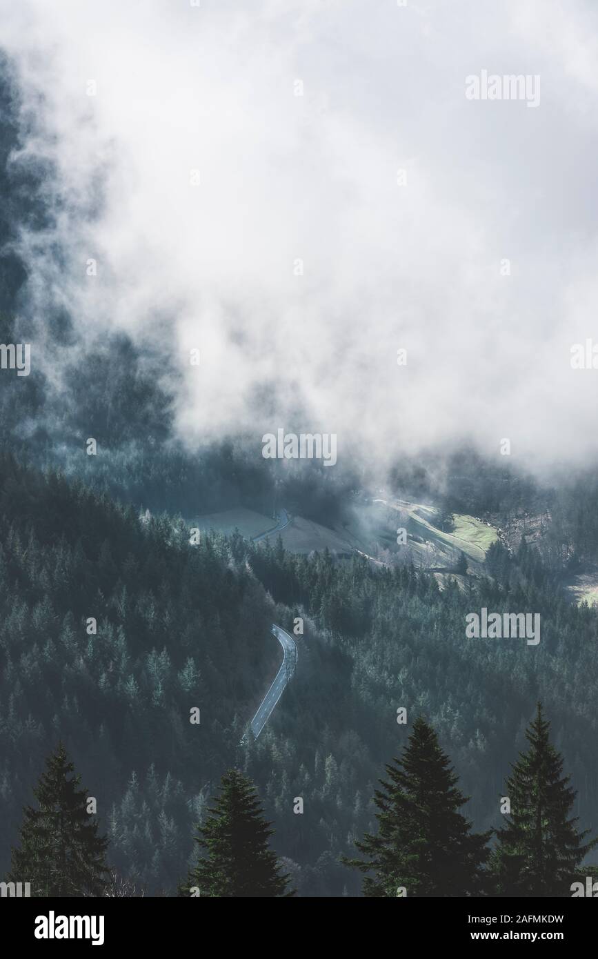 Angolo di alta vista della Foresta Nera e i monti Hornisgrinde coperto da nuvole bianche, in Germania. Paesaggio di primavera nel quartiere alla moda di aqua menthe colore. Foto Stock