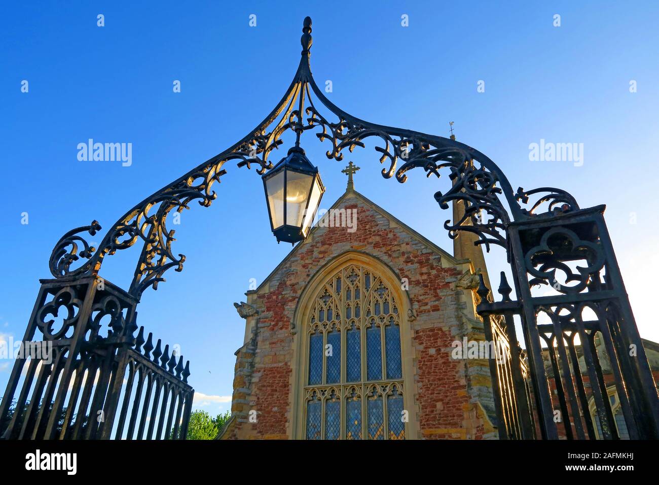 St Marys Church Gates, ironwork e lampada al tramonto, Bridgwater, Somerset, Inghilterra, Regno Unito Foto Stock