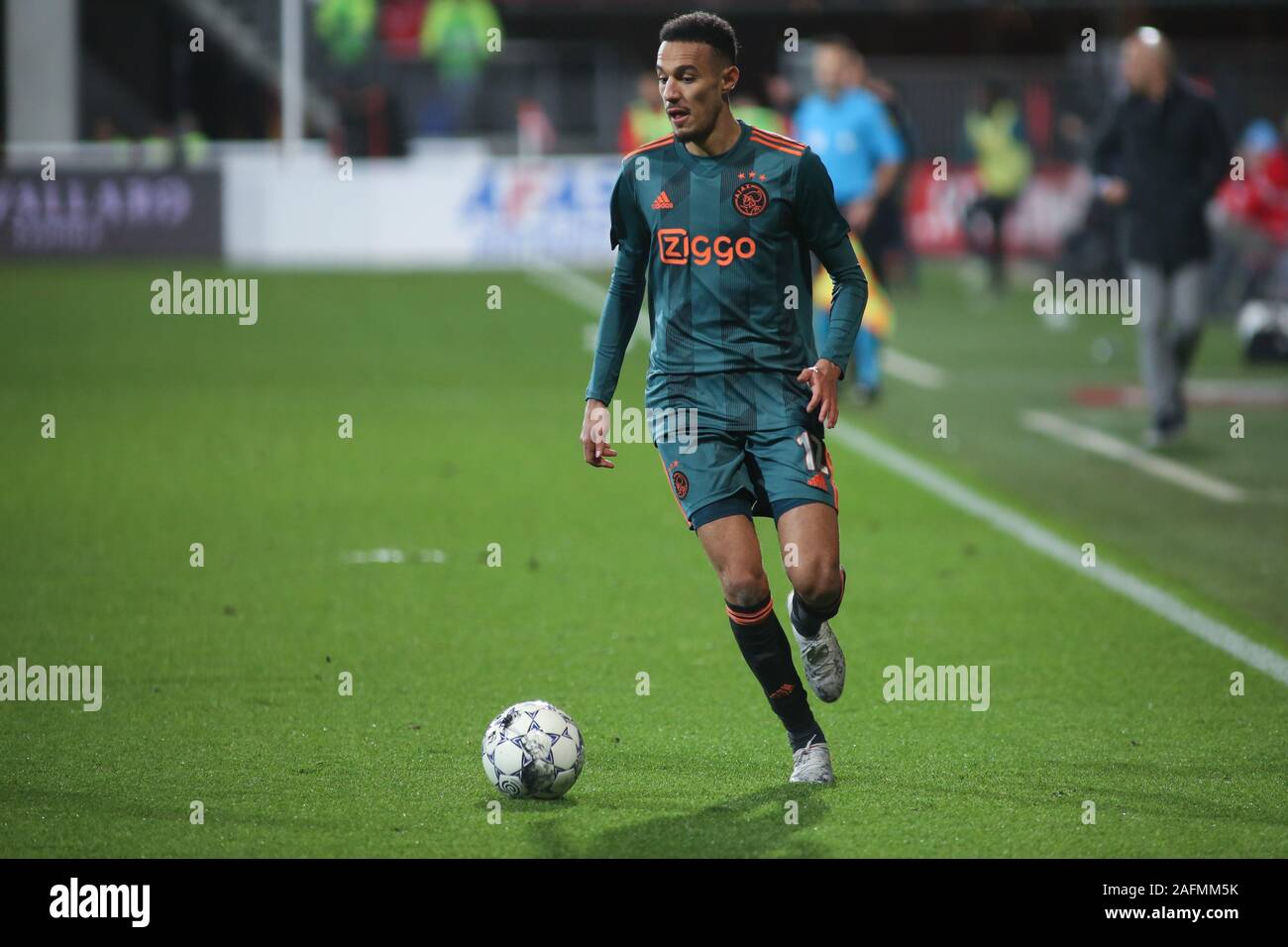 Dicembre 15, 2019: Alkmaar, Paesi Bassi - 15 dicembre 2019: Noussair Mazraoui (Ajax) nella foto durante il 2019/20 attrezzatura di Eredivisie tra AZ Alkmaar e AFC Ajax a AFAS Stadium. Credito: Federico Guerra Maranesi/ZUMA filo/Alamy Live News Foto Stock