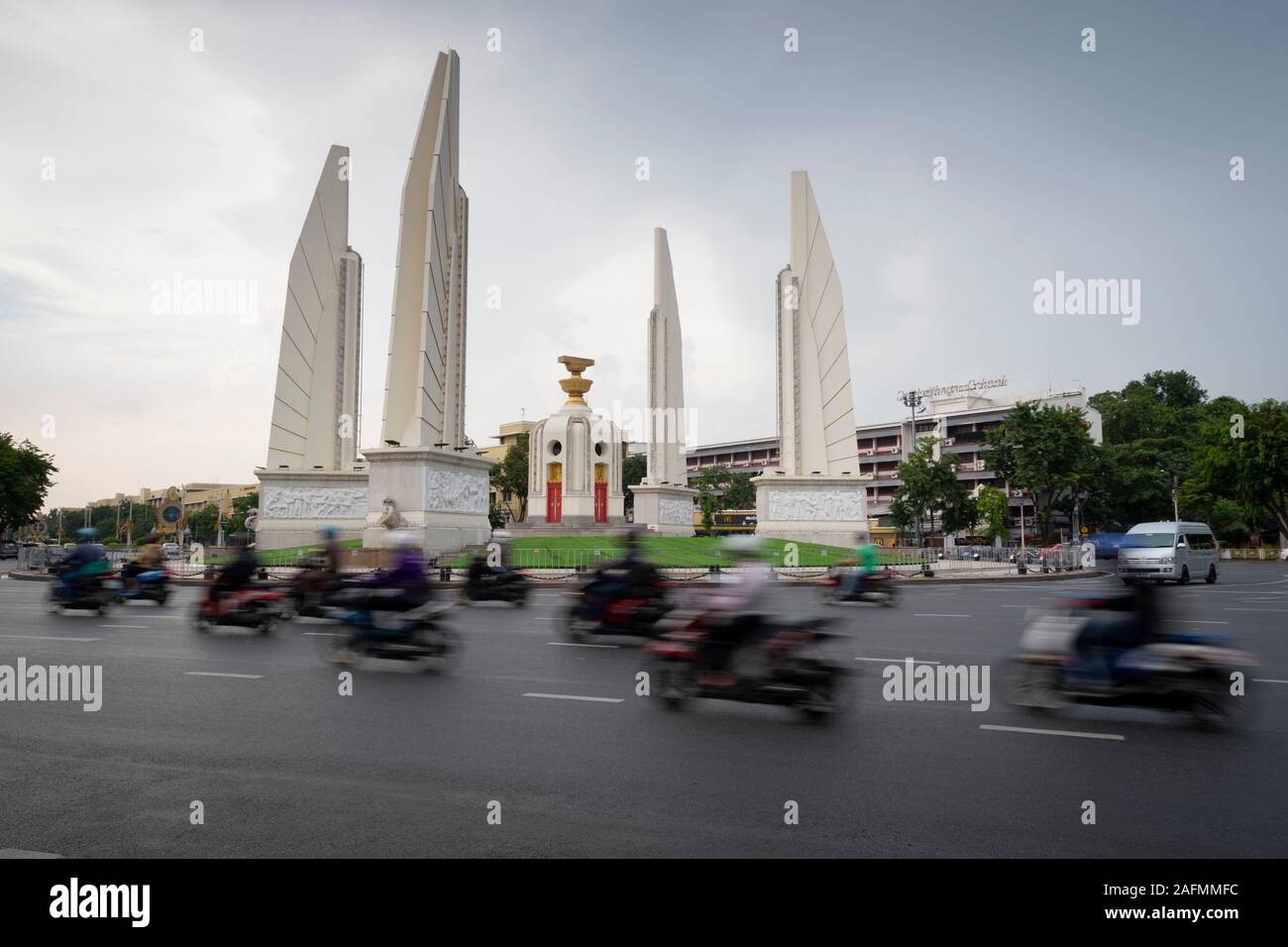 Motocicli passando la democrazia monumento, Bangkok, Thailandia Foto Stock