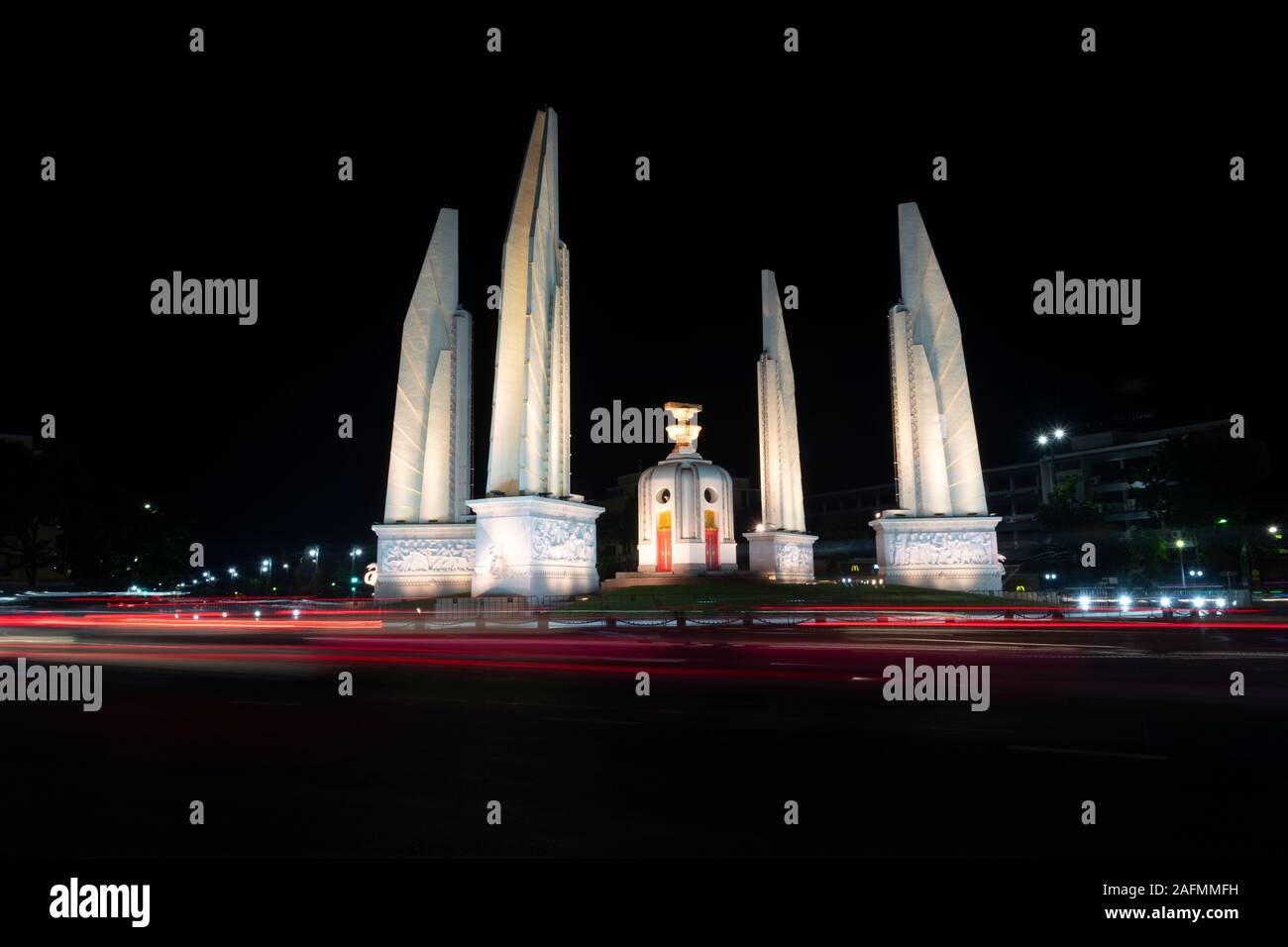 La democrazia monumento di notte, Bangkok, Thailandia Foto Stock