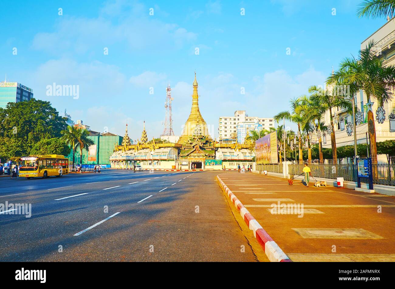 YANGON, MYANMAR - 17 febbraio 2018: Sule Pagoda Road è vuoto al mattino presto il suo apre la vista sulla storica Sule Paya tempio con grande oro Foto Stock