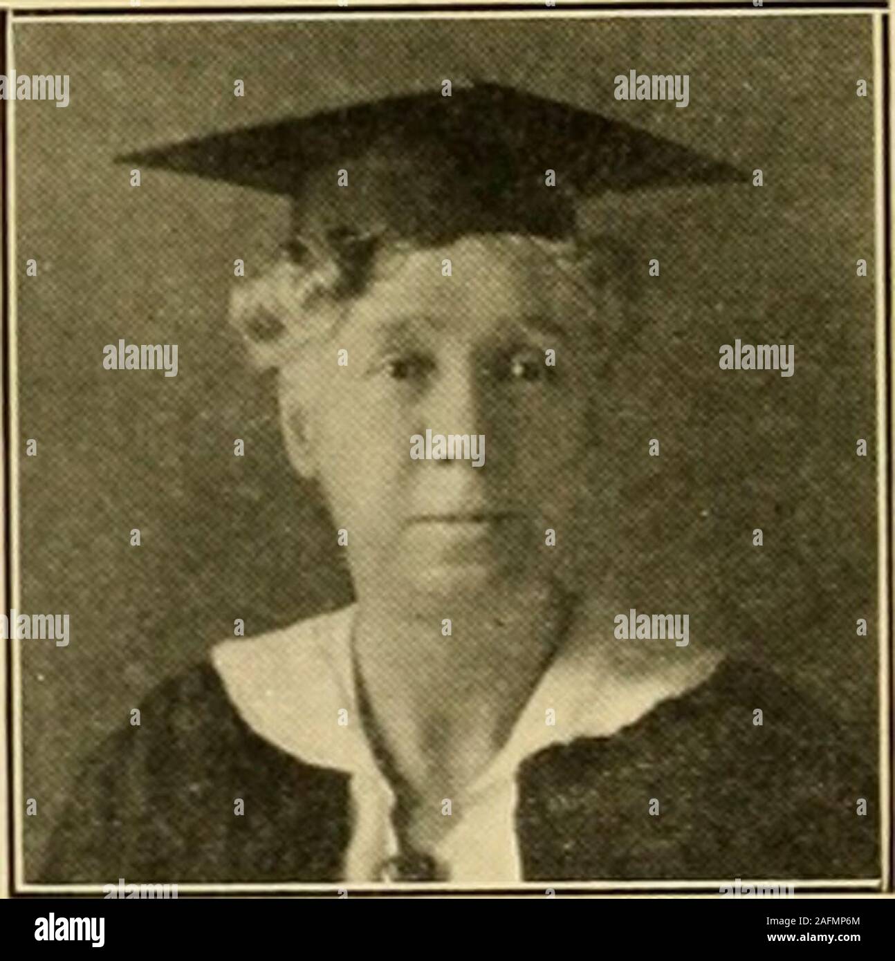 . La patch di radica. HUGH S. WORTHINGTON A. M., Università di Virginia professore di Lingue Moderne ALANETTE BARTLETT B. S., e A. M., Columbia University professore assistente di lingue moderne NETTIE MOORE A. B.. Randol])h-Macon ^^omans College: M. A., Università di Chicago di istruttore in lingue moderne ERIENCH ELIZABETH JOHNSON A. B., Goucher College; A. M. e Ph. D.. Johns Hopkins University professore assistente di lingue moderne HELEN F. giovane pupillo di Teichmiiller a Leipzig per cinque anni, di Schreck e di altri tedeschi e americani Direttore musicisti di musica ETHEL KELLY allievo di F Foto Stock