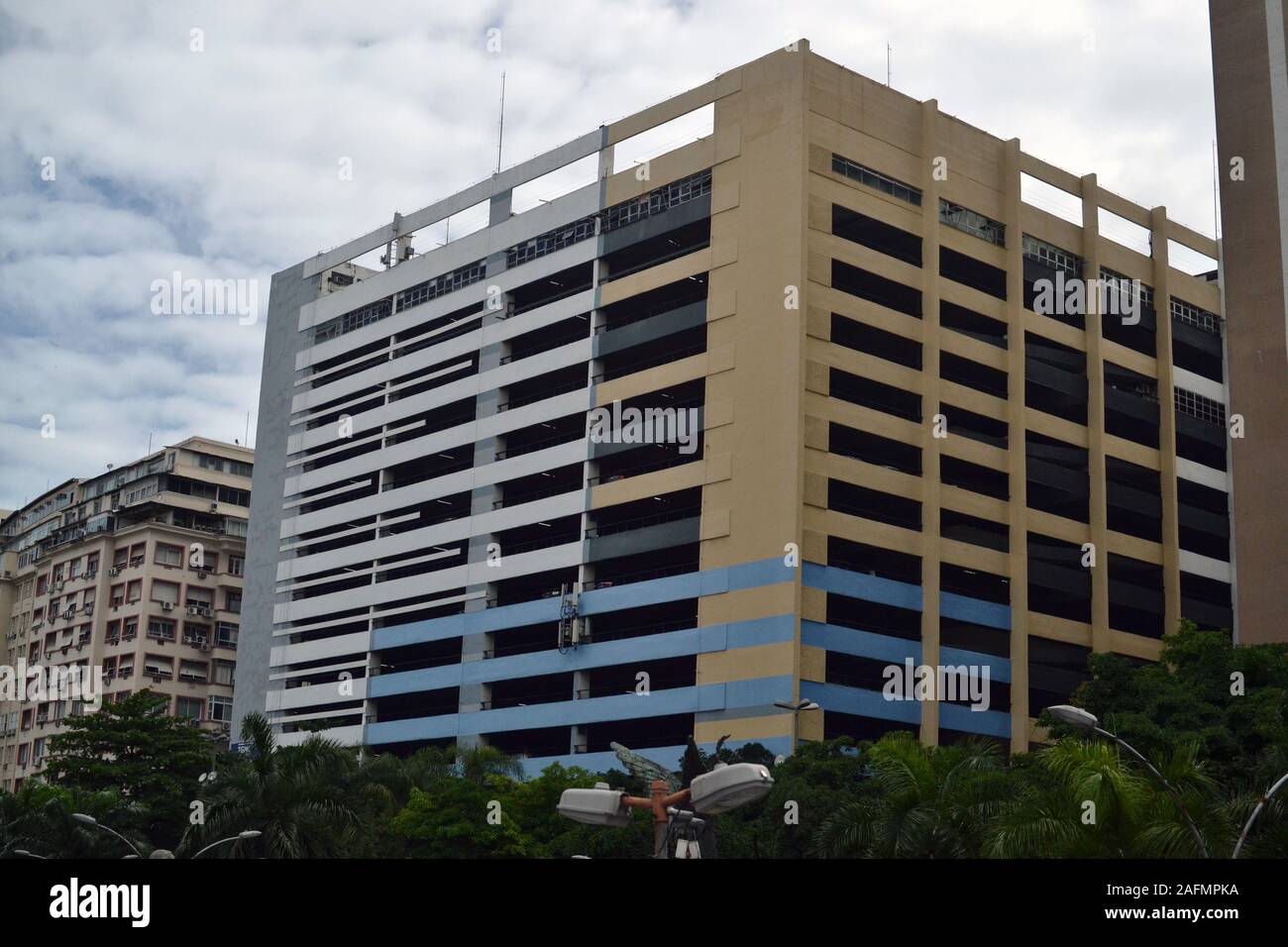 RIO DE JANEIRO, RIO DE JANEIRO, BRASILE. 12 NOV 2019: un garage edificio è un edificio progettato per funzionare come un parcheggio per automobili, motocicli o altri ve Foto Stock