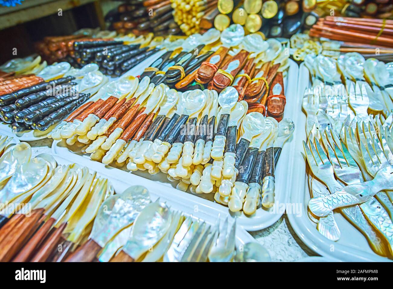 Il souvenir cucchiai e forchette di madreperla con intarsi in pietra in stallo di Bogyoke Aung San Market, Yangon, Myanmar Foto Stock