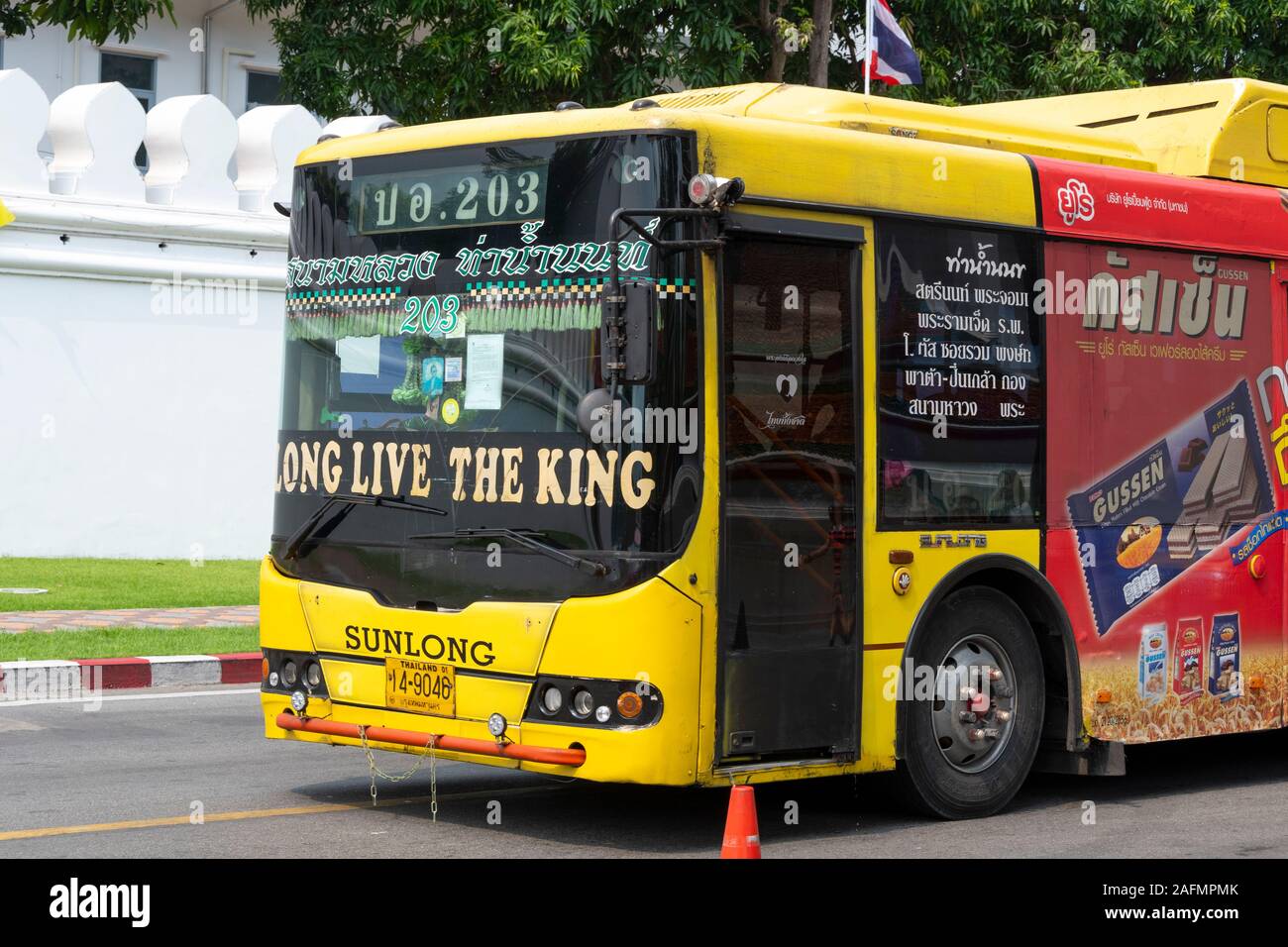 Parte anteriore del Bus con "Viva il re' banner, Bangkok, Thailandia Foto Stock