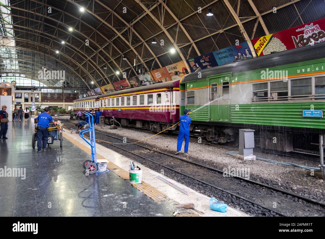 Pulizia dei lavoratori carrozze ferroviarie alla stazione di Bangkok, Thailandia Foto Stock
