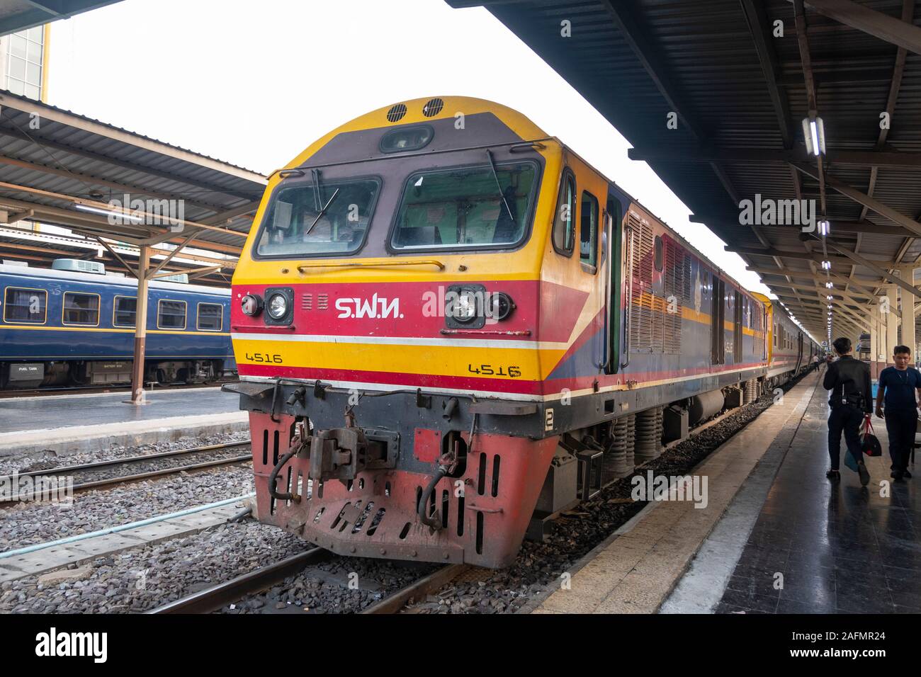 Diesel locomotiva elettrica a testa di Bangkok a Changmai treno in Bangkok stazione ferroviaria, Thailandia Foto Stock