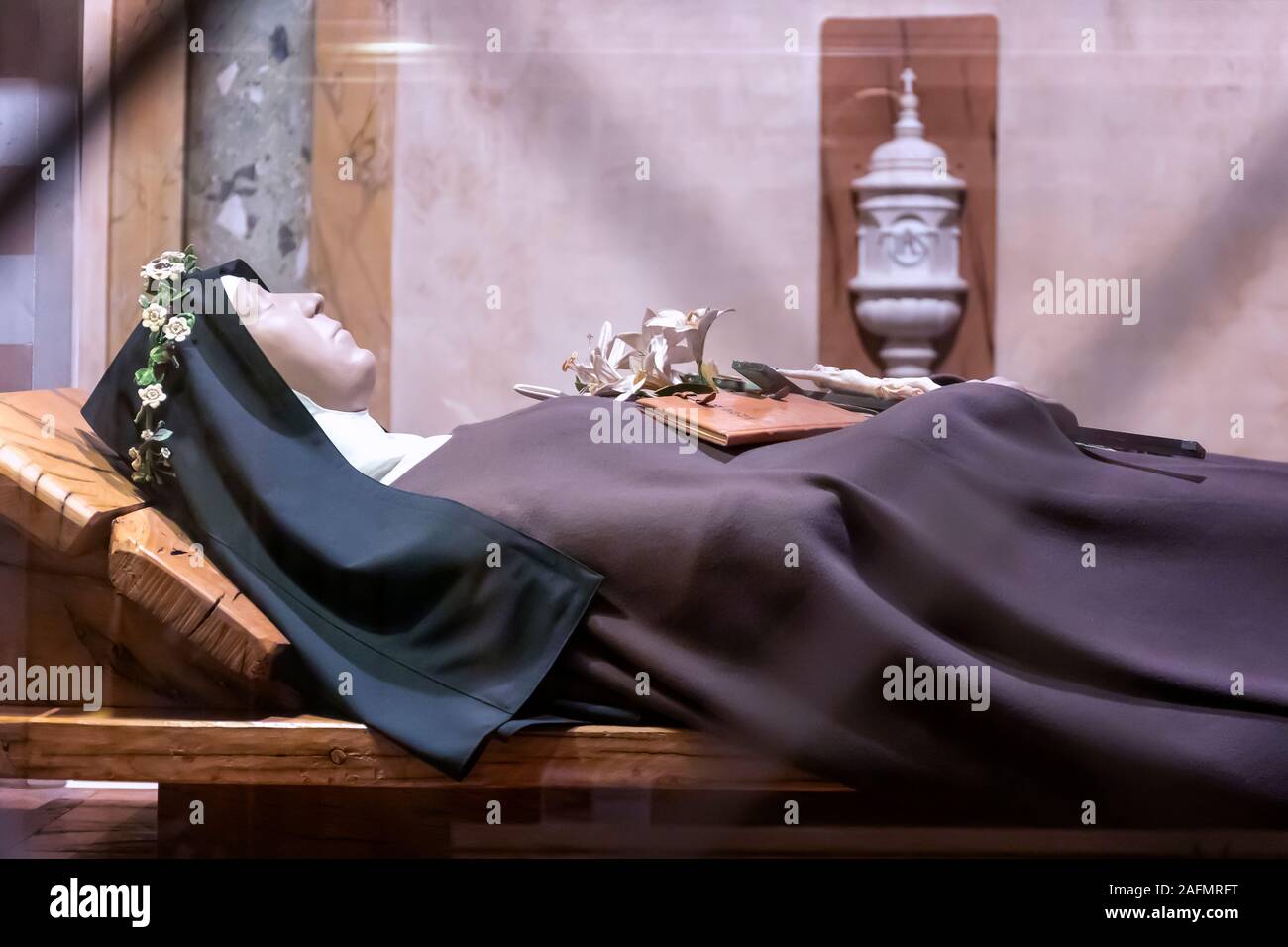 Assisi, Italia - 7 Dicembre 2019: all'interno della chiesa si trova la cripta originale con i resti della Basilica di Santa Chiara, racchiuso in un corpo-reliquiario, che giacciono Foto Stock
