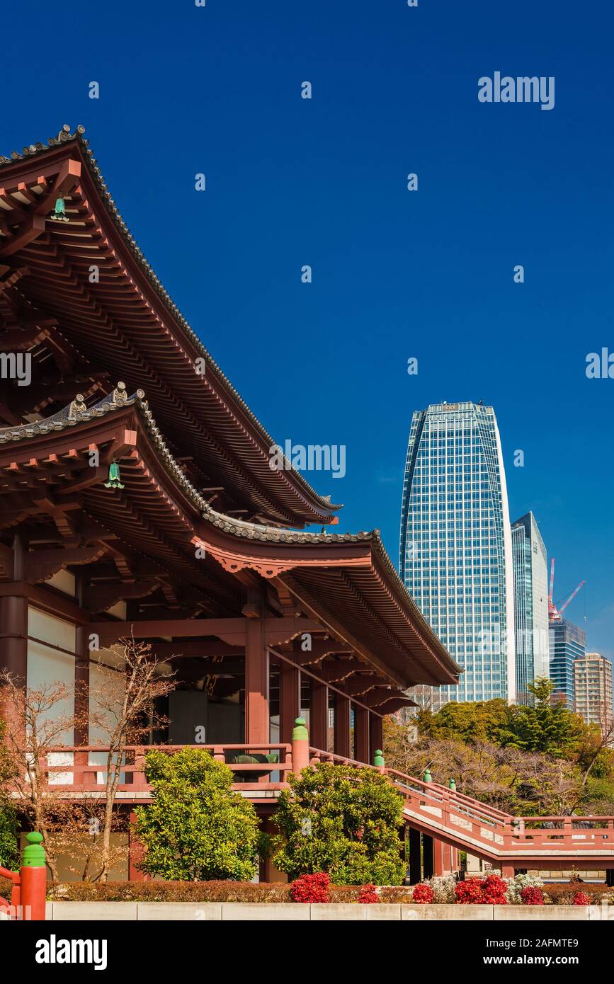 Tradizione e modernità in Giappone. Vista dei grattacieli moderni dietro e vecchio tempio nel centro di Tokyo Foto Stock
